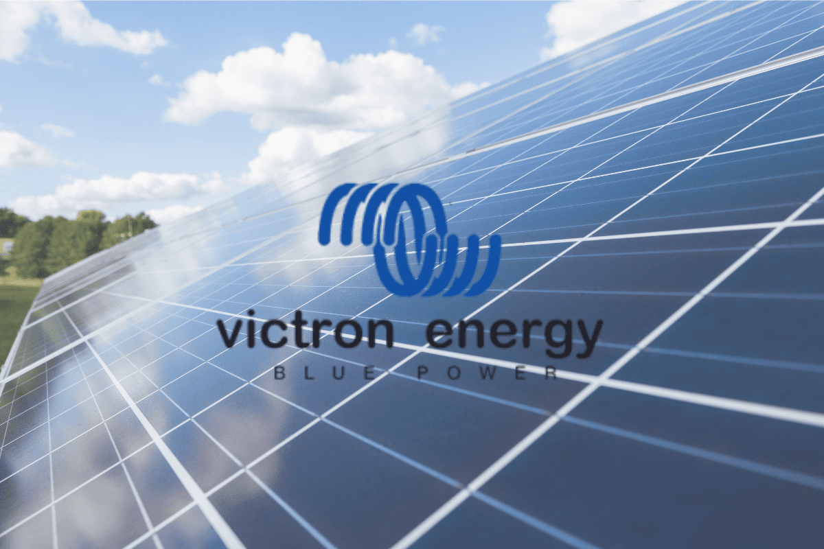 Des panneaux solaires photovoltaïques sous un ciel bleu avec le logo Victron Energy superposé au centre.