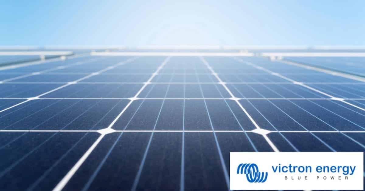 Un gros plan sur la surface de panneaux solaires photovoltaïques avec le logo Victron Energy en bas à droite.