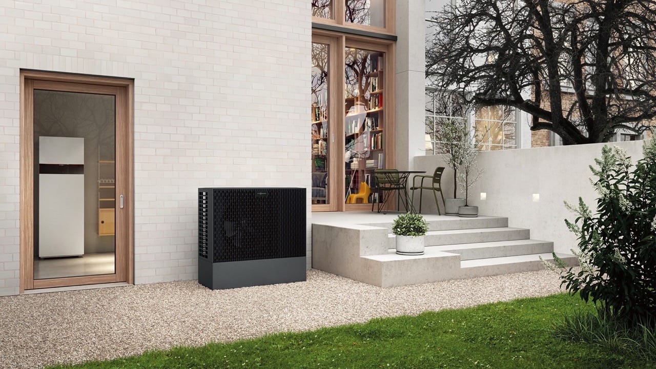 Pompe à chaleur air/eau Viessmann Vitocal 222 compacte posée contre un mur de maison