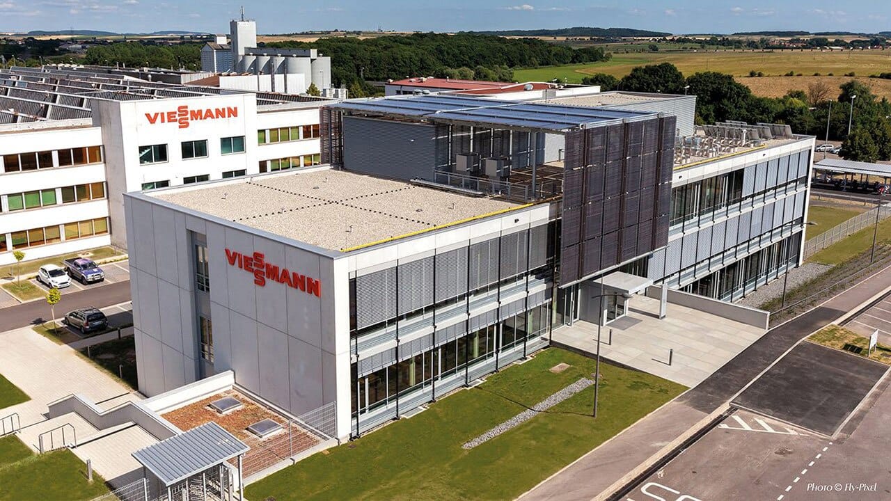 Bâtiment du siège social de Viessmann France entouré d'espaces verts