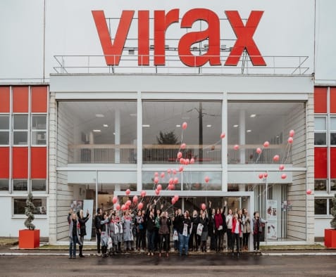 Façade blanche et rouge du siège Virax à Épernay avec des ballons lors du centenaire