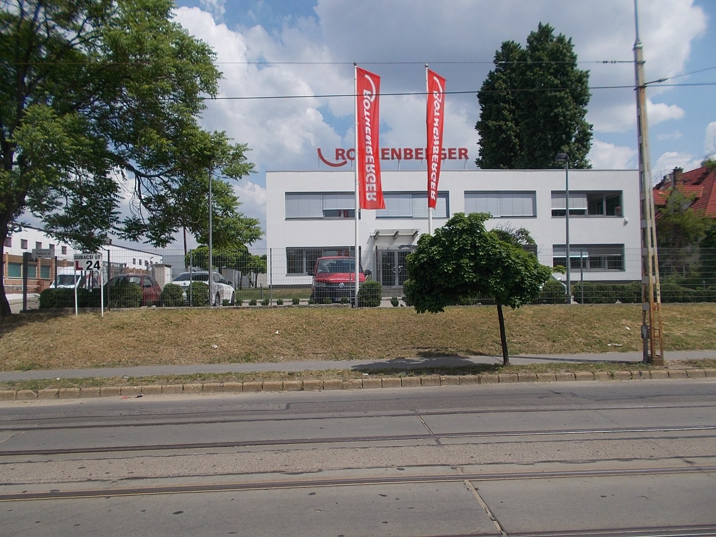 Bâtiment Rothenberger avec drapeaux rouges de la marque le long d'une avenue