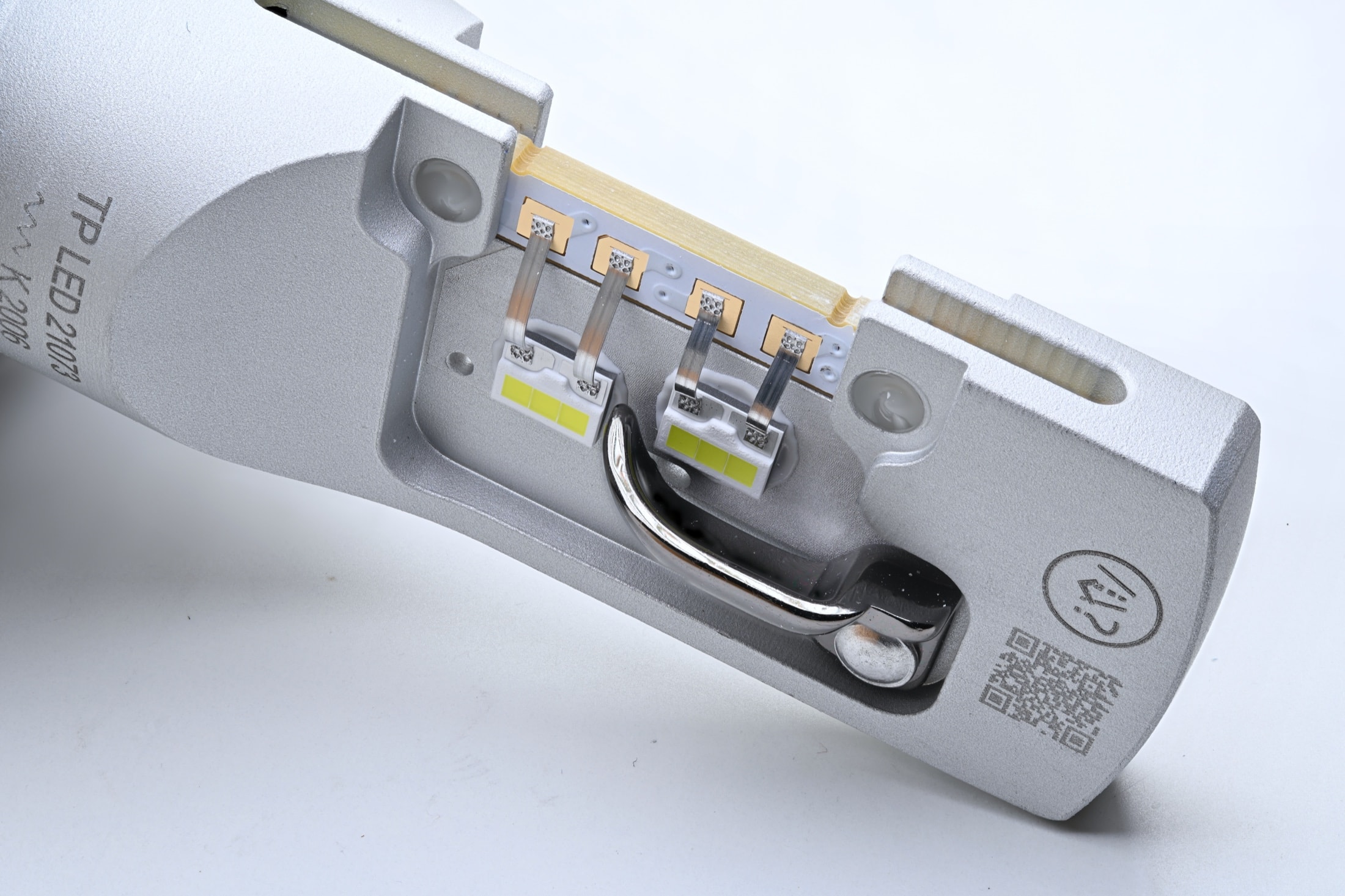 Ampoule LED automobile en gros plan montrant les puces LED et le dissipateur métallique