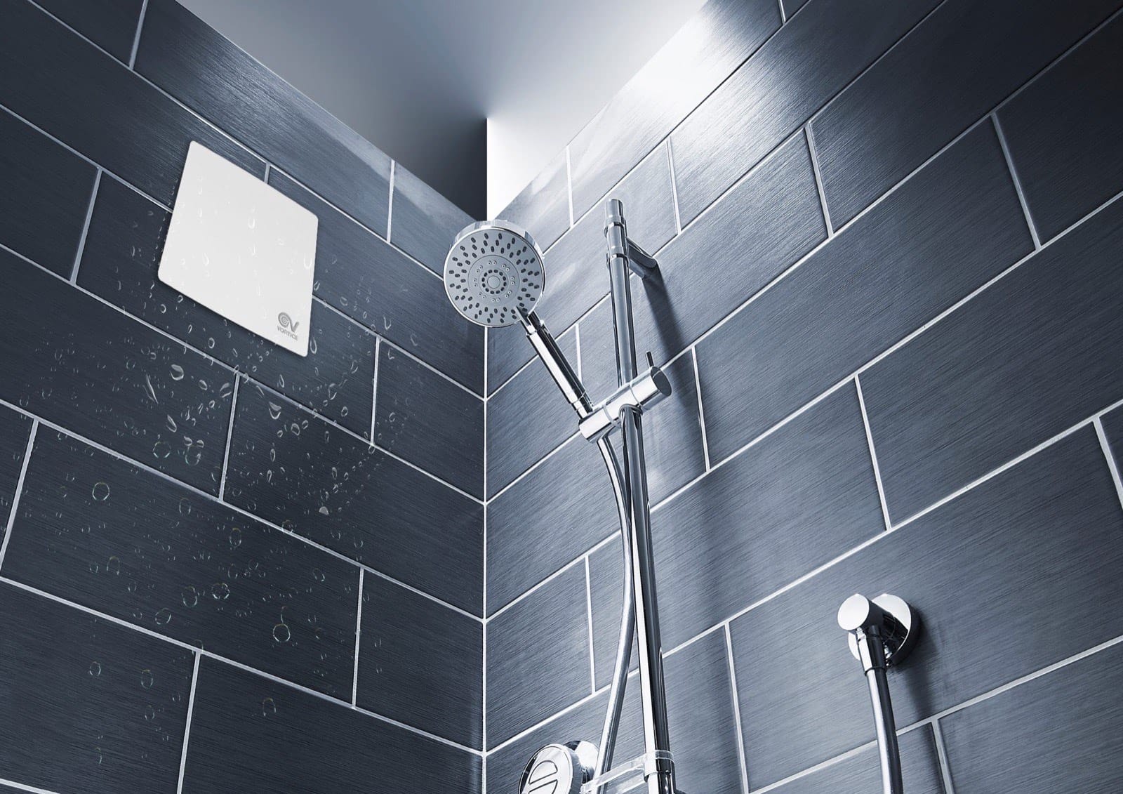 Extracteur Vortice Punto Evo Flexo blanc installé en hauteur dans une douche carrelée