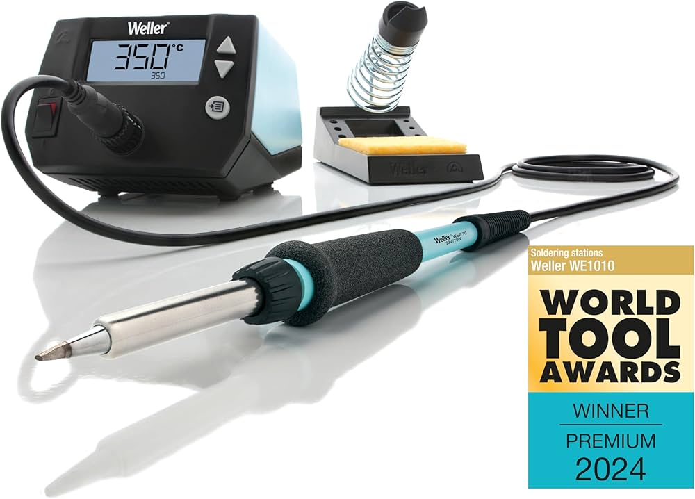 Une station de soudage Weller avec écran digital affichant 350 degrés Celsius, accompagnée d’un badge World Tool Awards 2024.