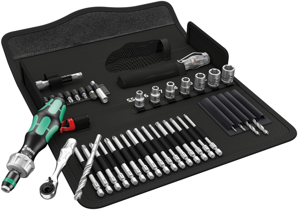 Un ensemble d’outils de vissage Wera comprenant un tournevis, des douilles, des embouts et des forets rangés dans une housse noire.
