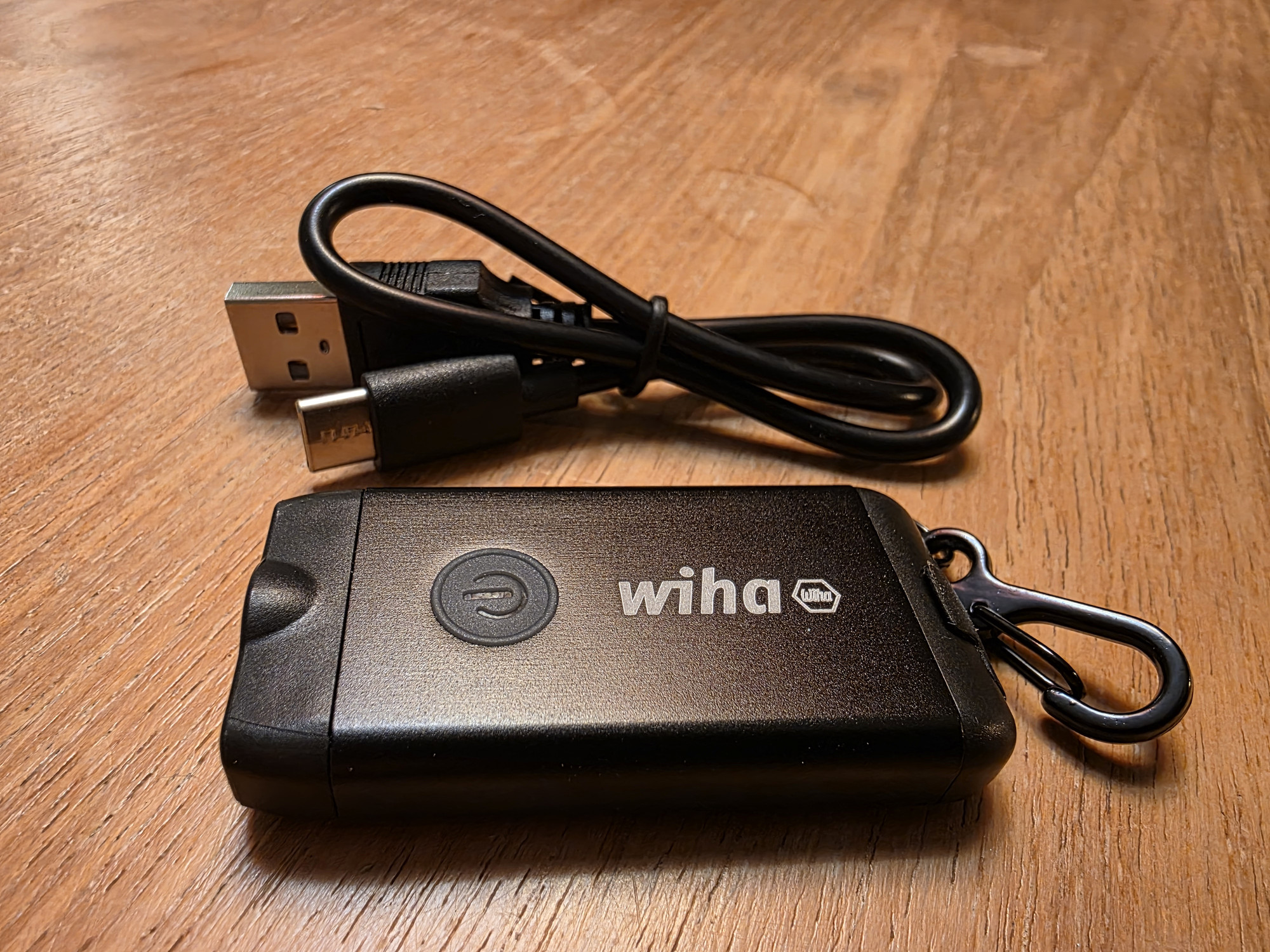 Chargeur Wiha portable et câble USB sur table