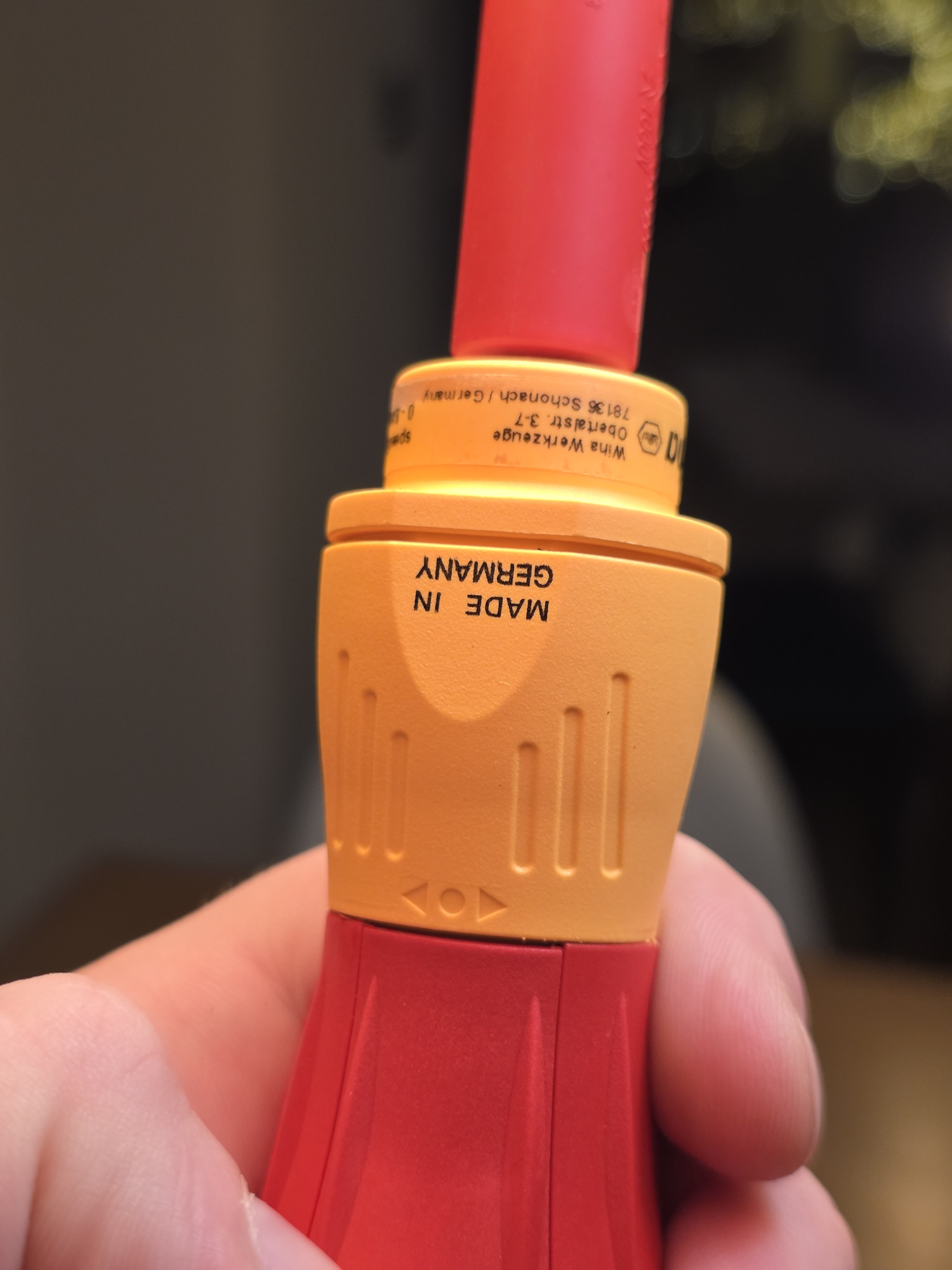 Bague rouge et jaune Wiha avec marquages en gros plan