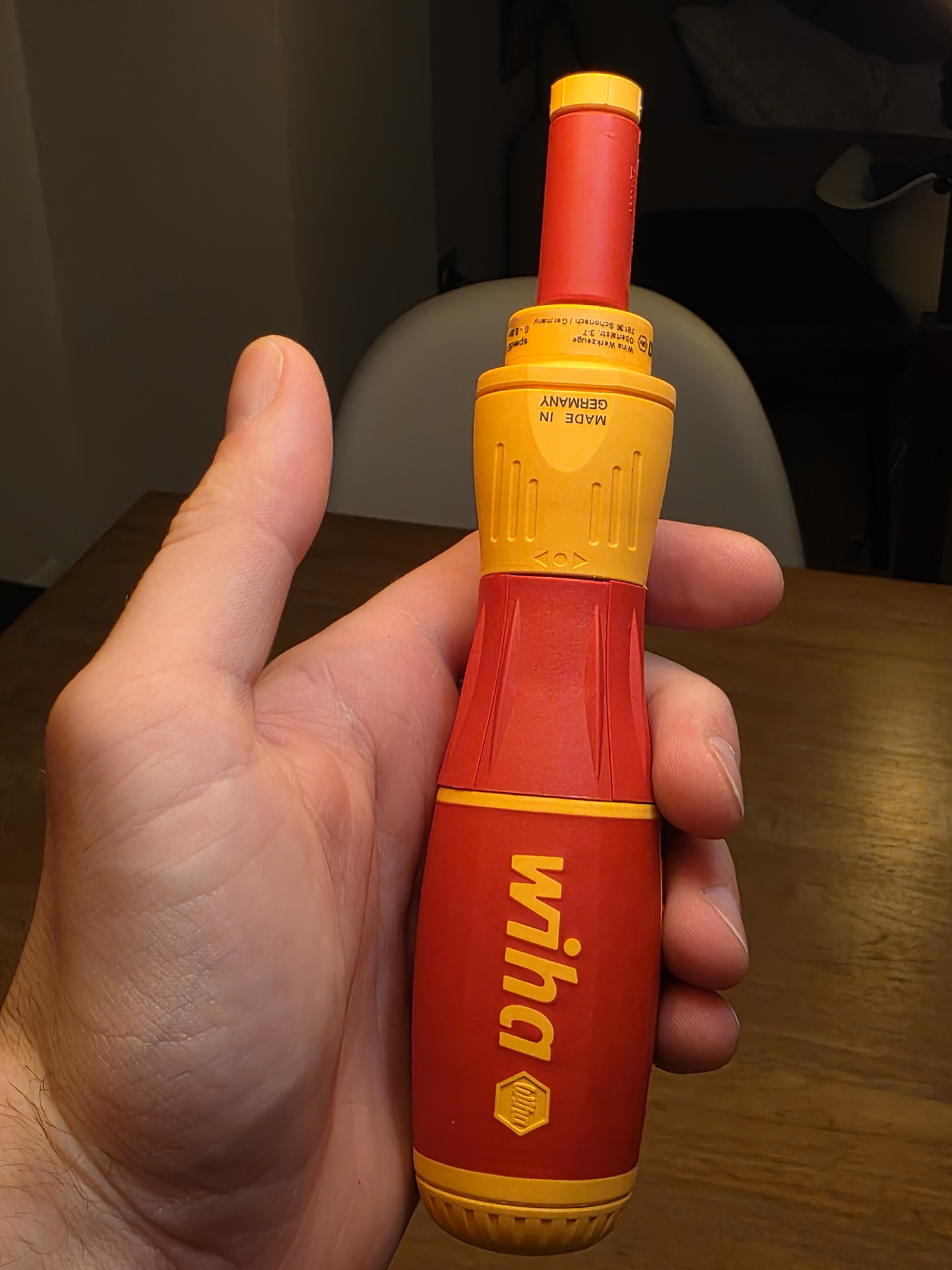 Tournevis Wiha dynamométrique rouge et jaune posé dans une main