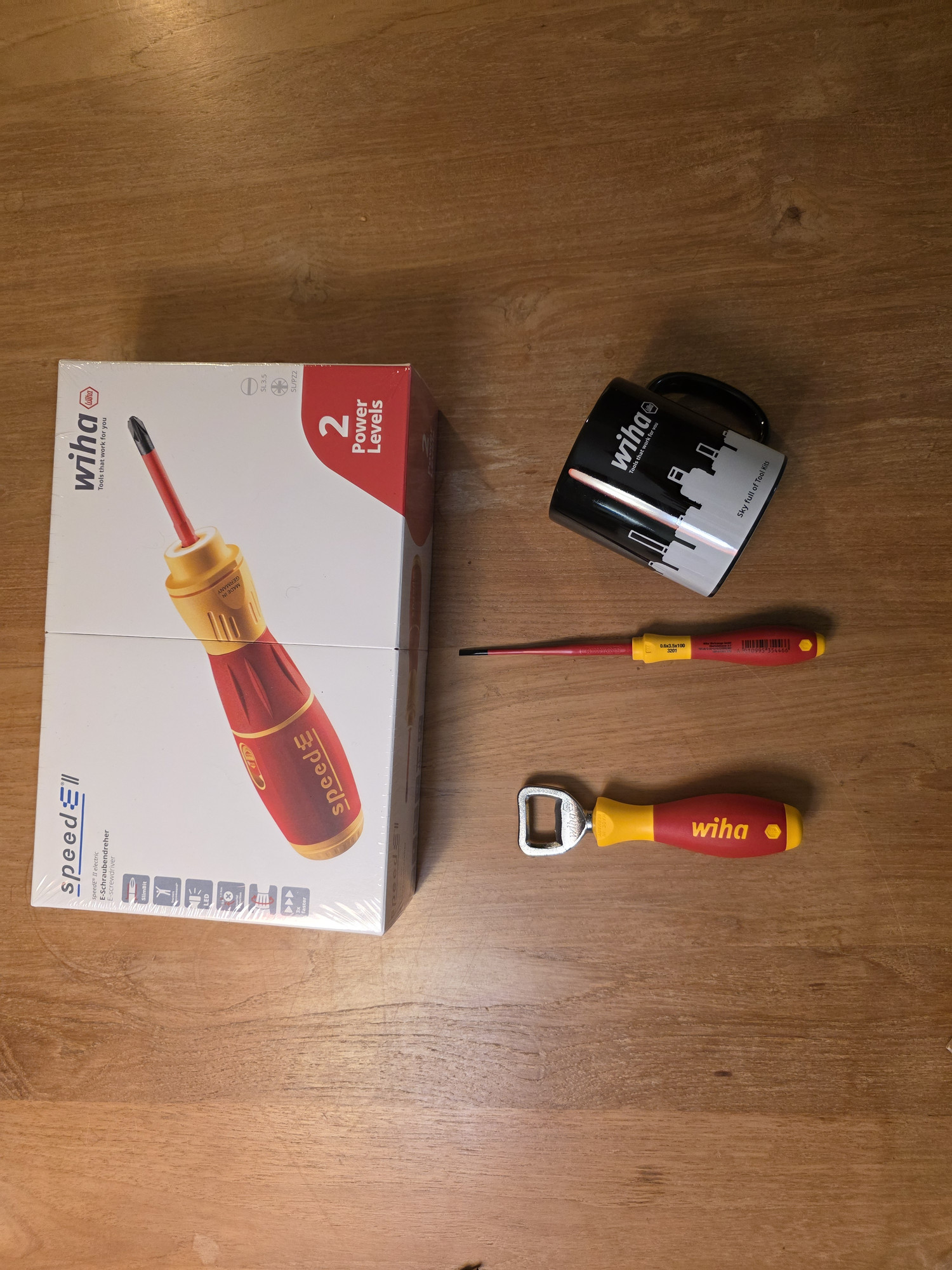 Boîte Wiha speedE II et accessoires séparés sur table