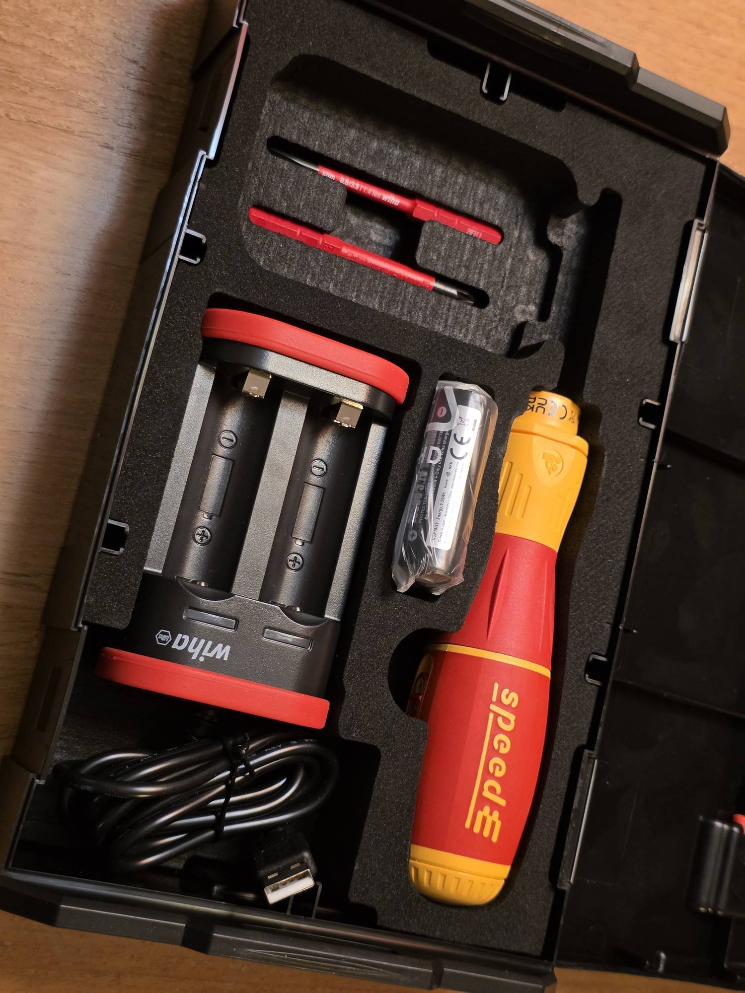 Coffret speedE II ouvert avec manche, batteries et chargeur