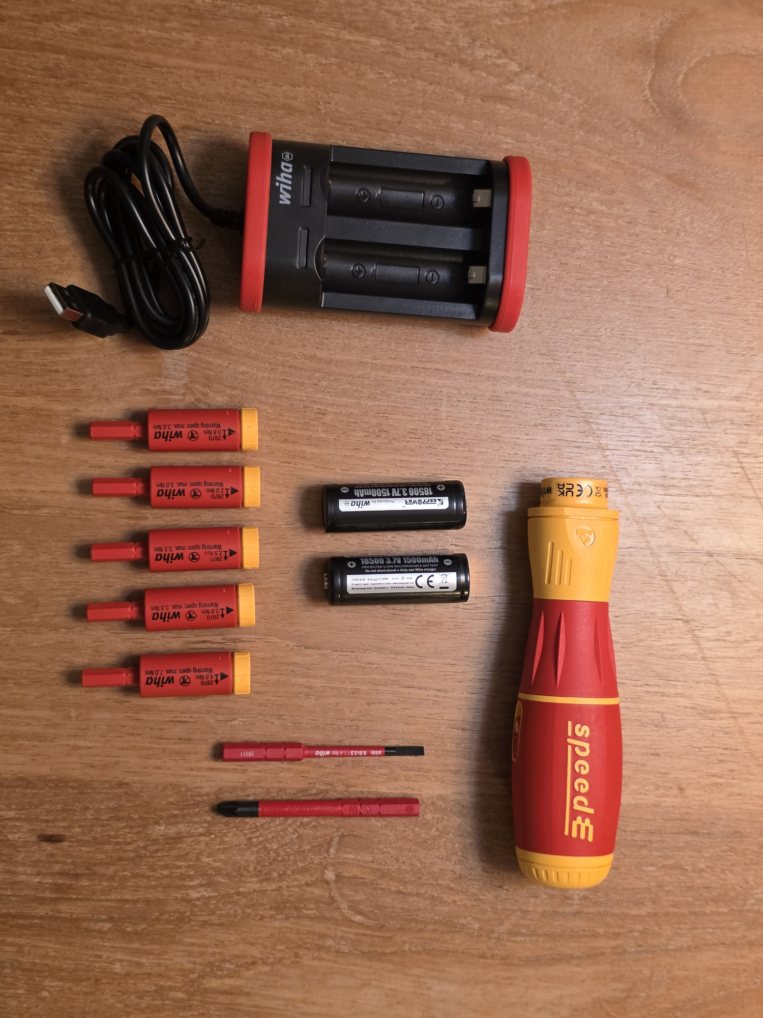 Manche Wiha speedE II, batteries, chargeur et embouts rangés à plat