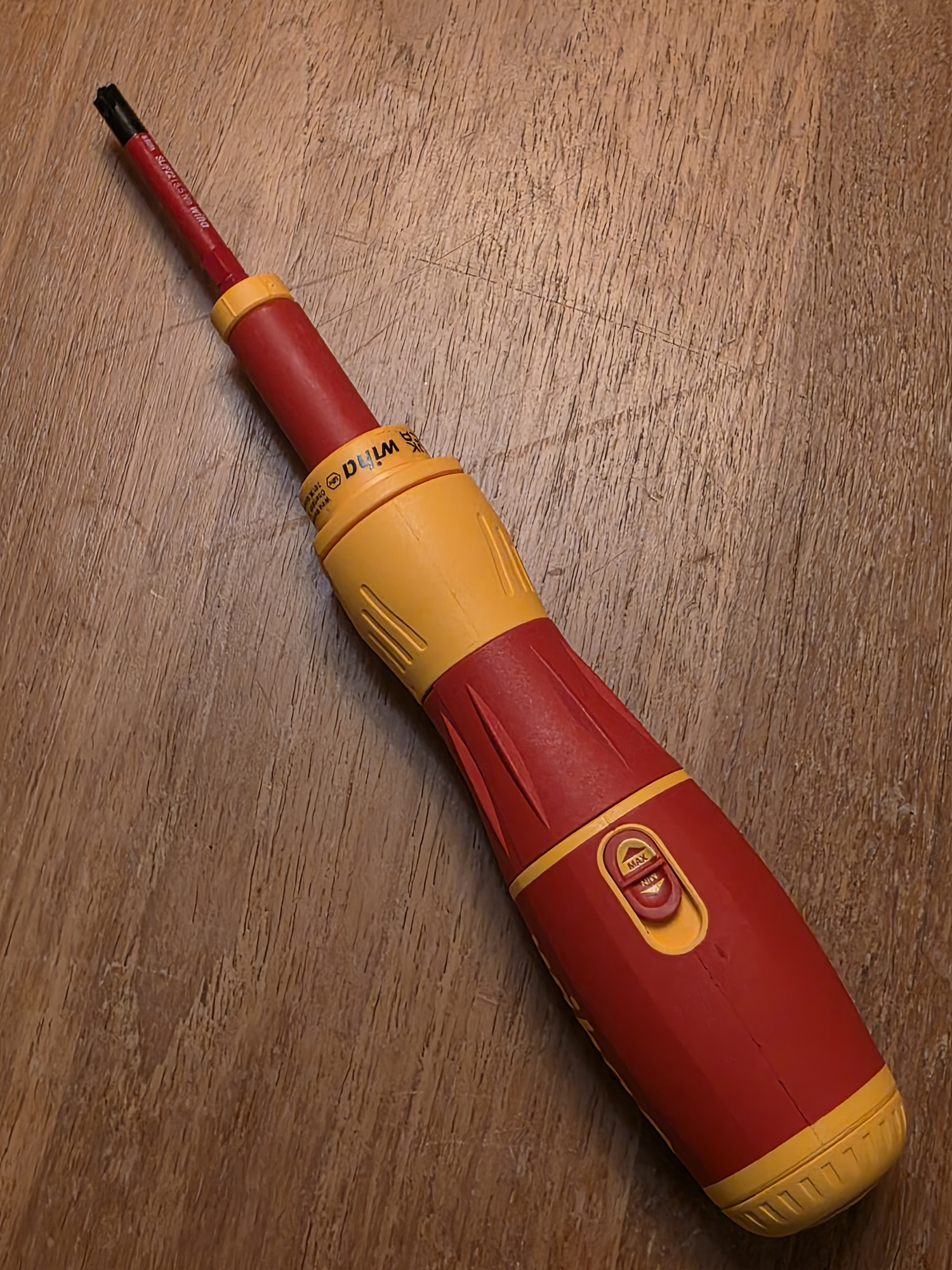 Outil Wiha rouge et jaune assemblé avec un long embout isolé