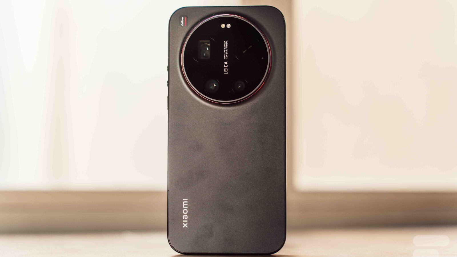 Le dos d’un smartphone noir Xiaomi avec un grand module photo circulaire Leica.