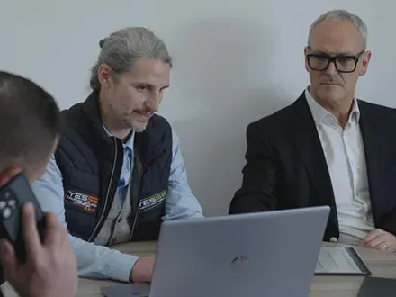 Réunion entre collaborateurs et interlocuteurs de YESSS Électrique autour d’un ordinateur