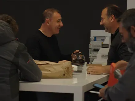 Comptoir d’une agence YESSS Électrique avec collaborateur et client