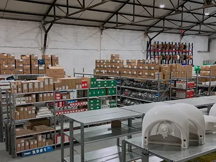 Rayonnages de stock dans une agence YESSS Électrique