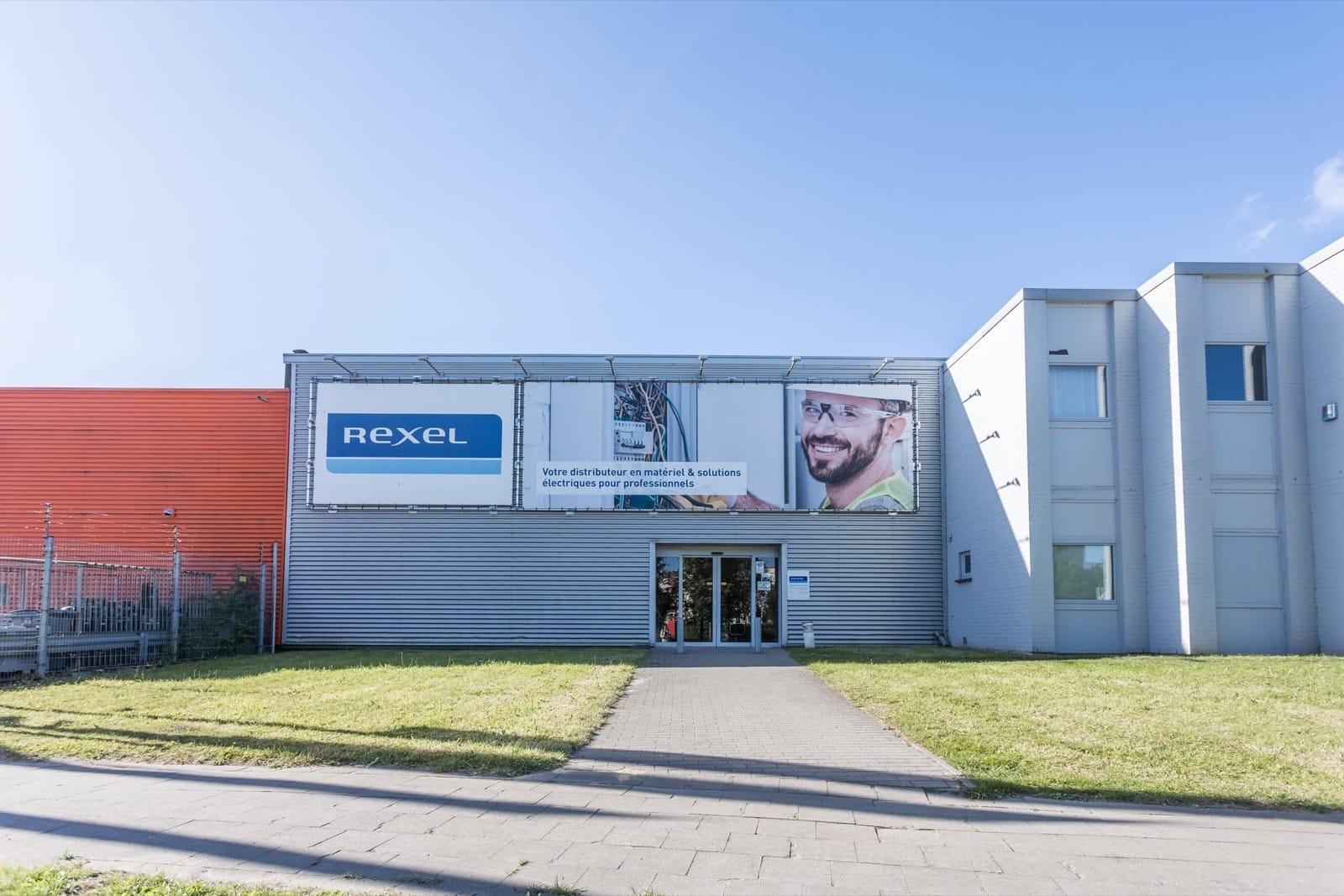Devanture d’une agence Rexel