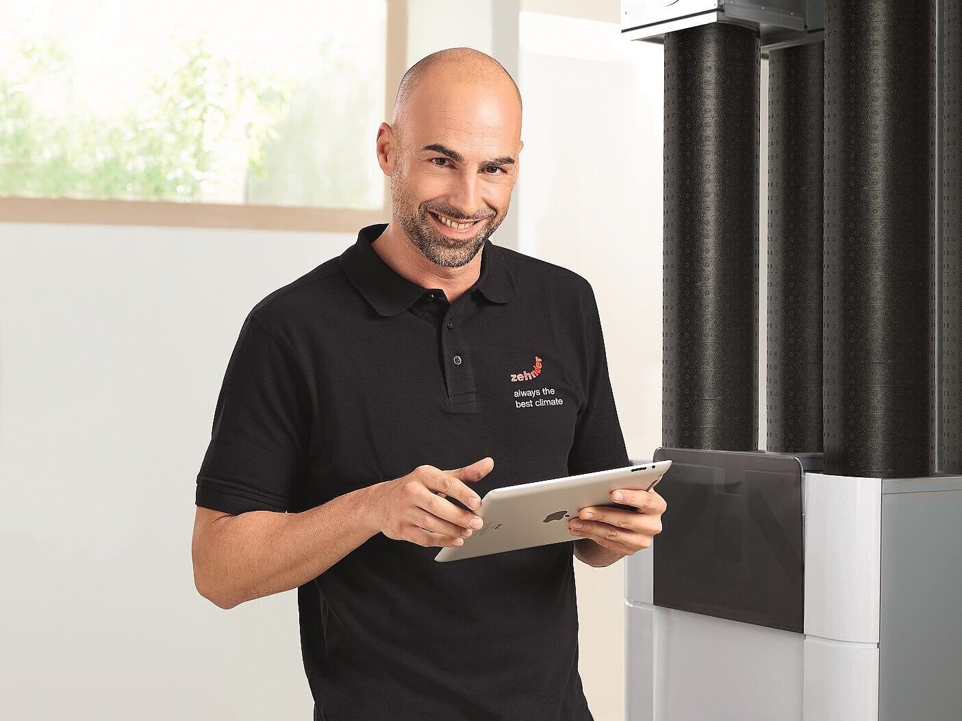 Technicien Zehnder lors de la mise en service d'une centrale de ventilation double flux ComfoAir Q