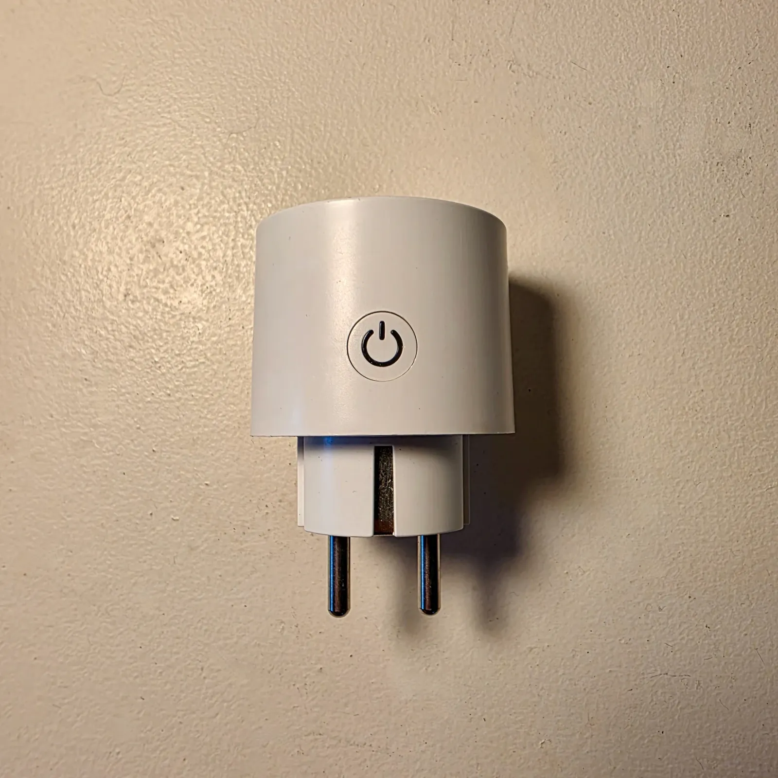Prise connectée avec bouton et voyant sur sa face avant