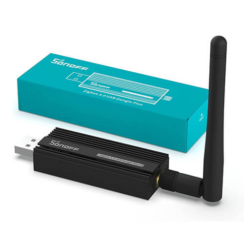 Dongle USB Zigbee Sonoff ZBDongle-P avec antenne externe, posé devant sa boîte d'emballage bleu turquoise