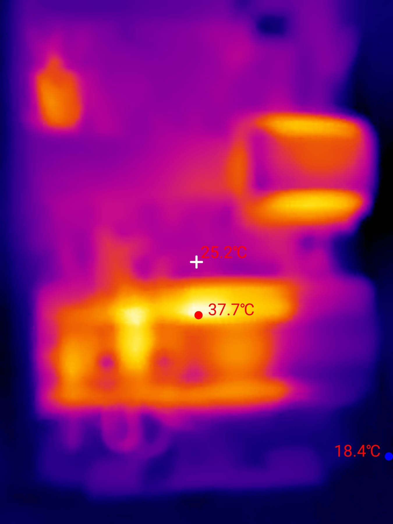 Thermographie du contacteur Hager CT montrant une mesure de 37,7 degrés Celsius