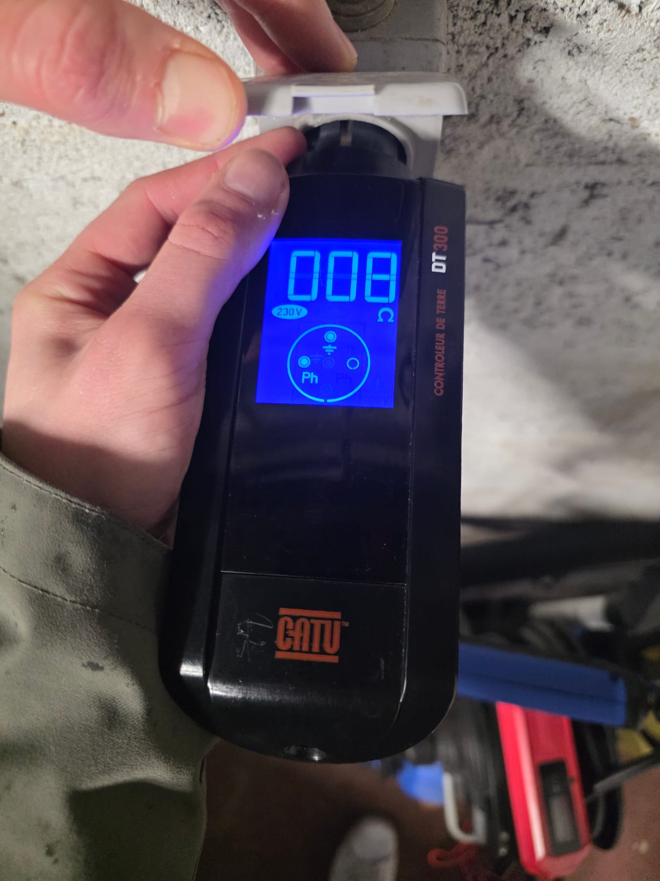 Contrôleur CATU DT300 indiquant une mesure de boucle de terre de 8 ohms