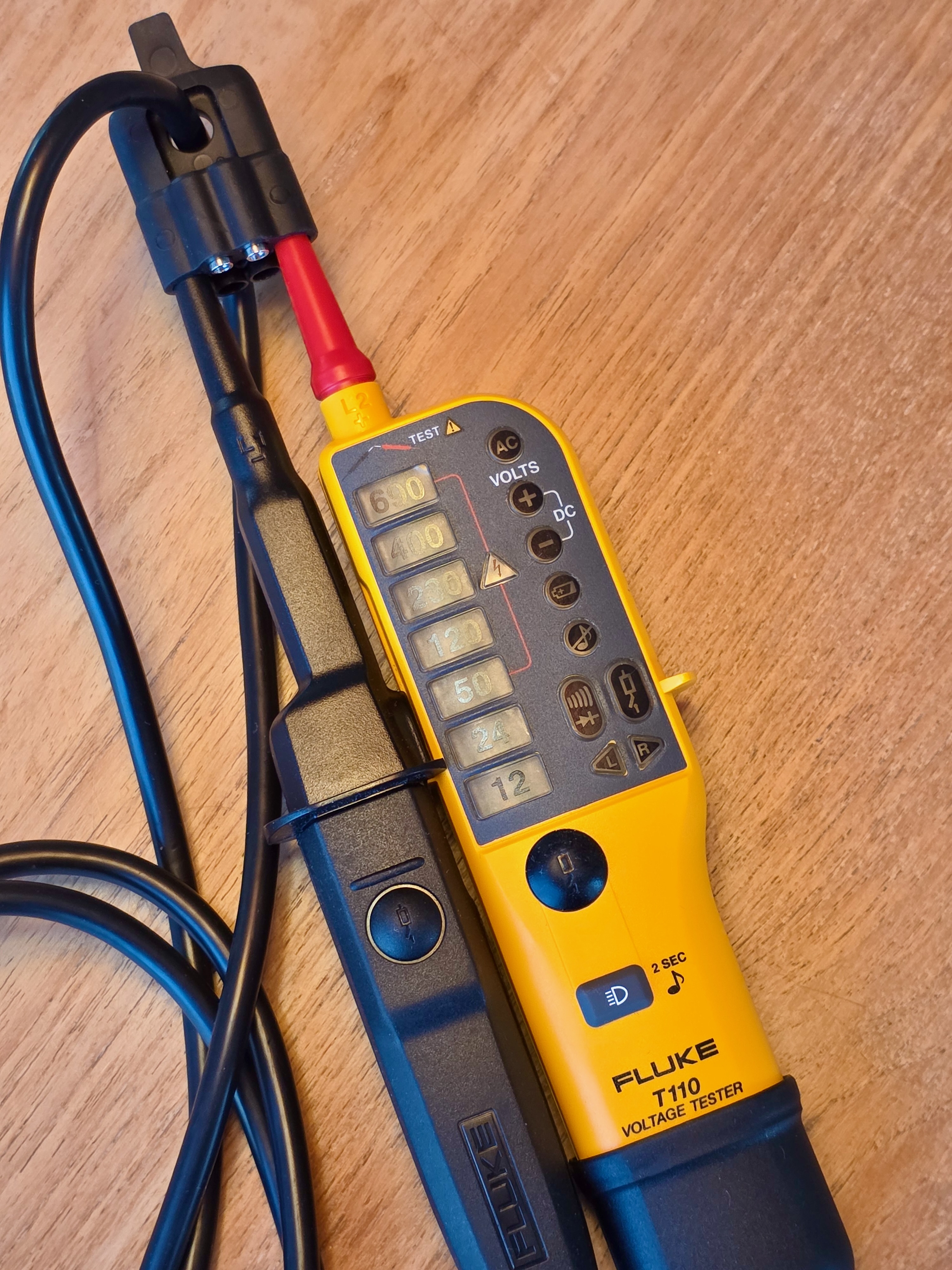 Close-up VAT Fluke T110 sur bureau