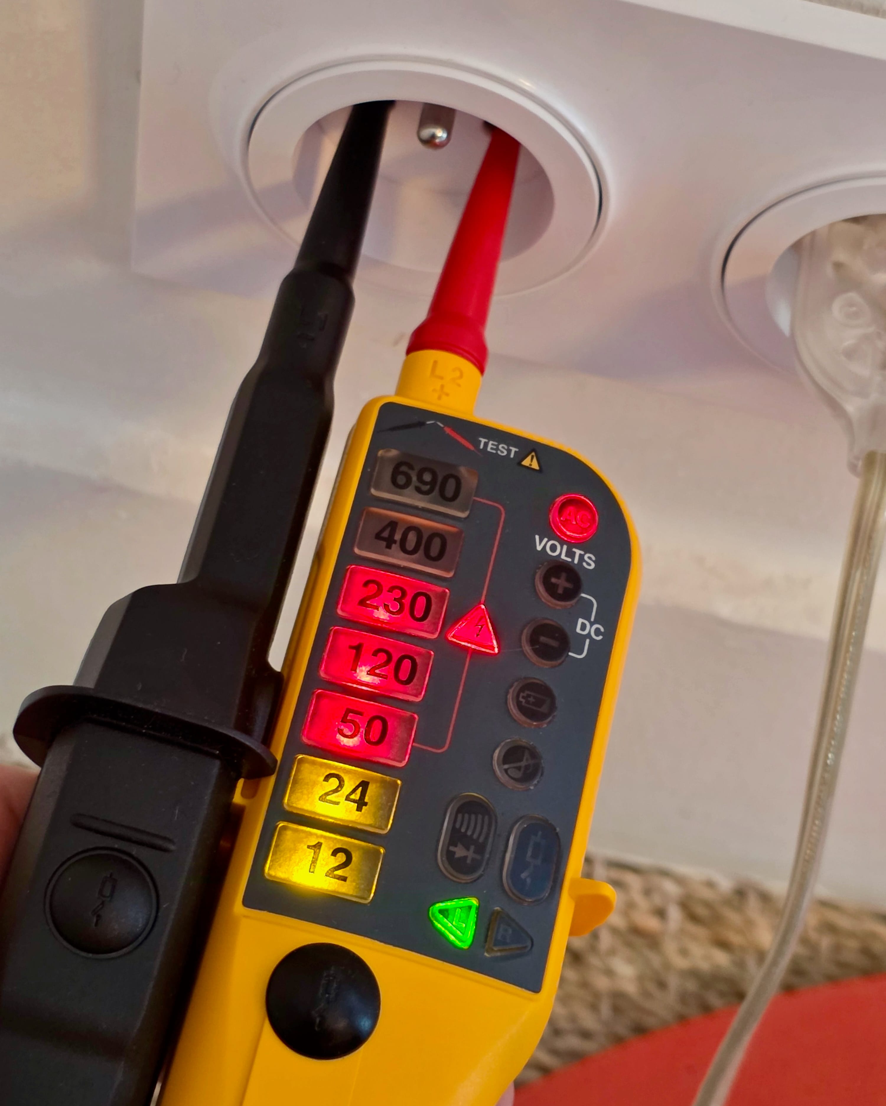 VAT Fluke T110 test de tension sur prise Odace 230V — écran allumé, bip sonore, indicateur sens de phase