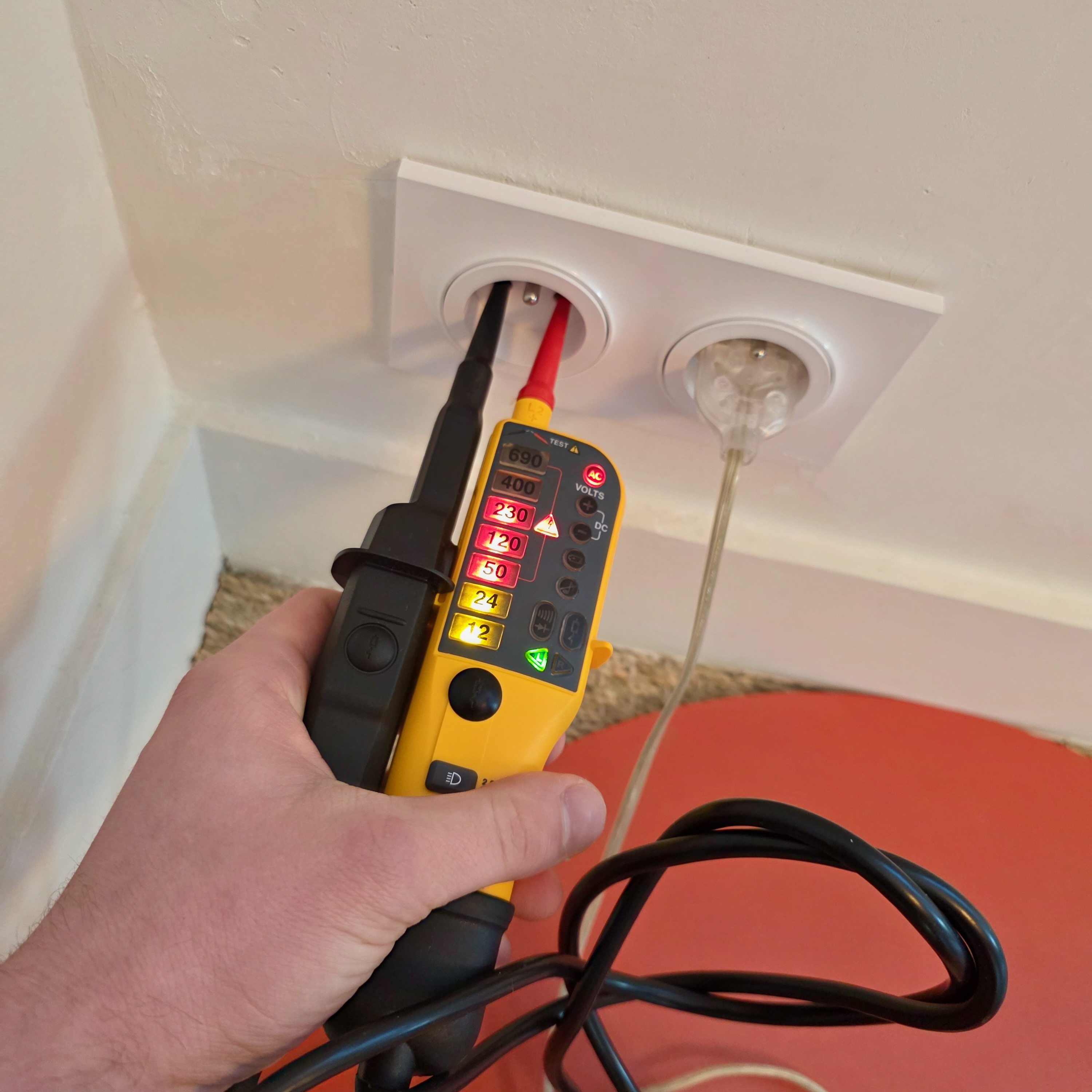 VAT — test de tension en cours sur prise Odace 230V — écran allumé avec bip sonore et indicateur de sens de phase