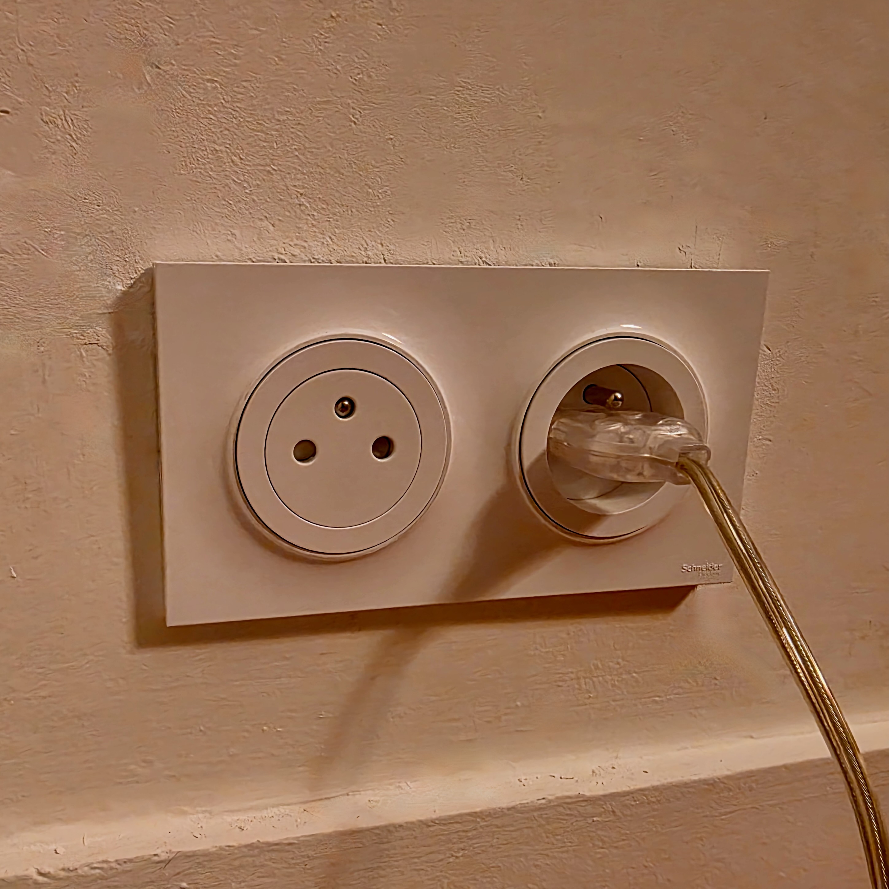 Double prise Odace blanche avec appareil branché