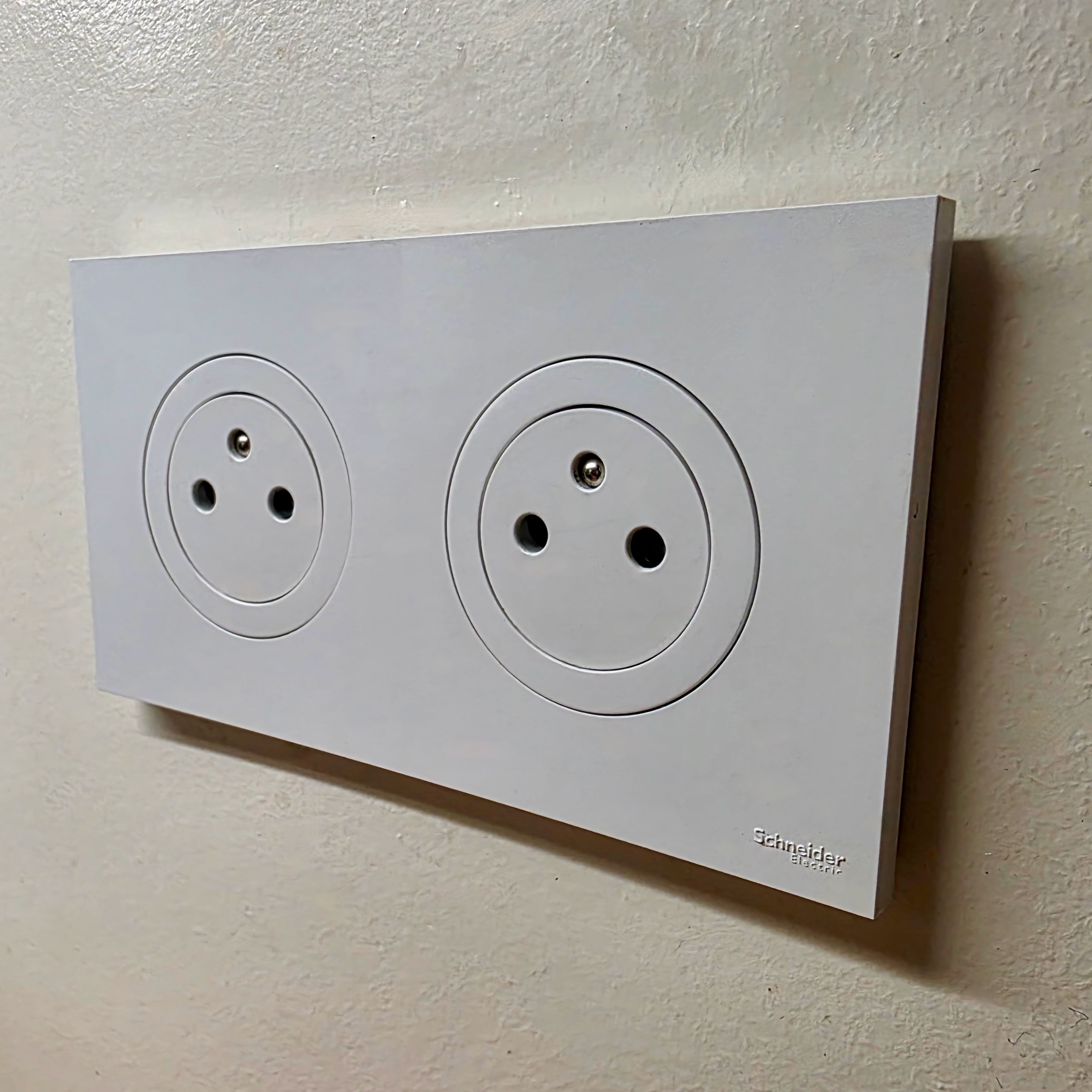 Double prise Schneider Odace nouveau modèle 2025 — blanc avec relief
