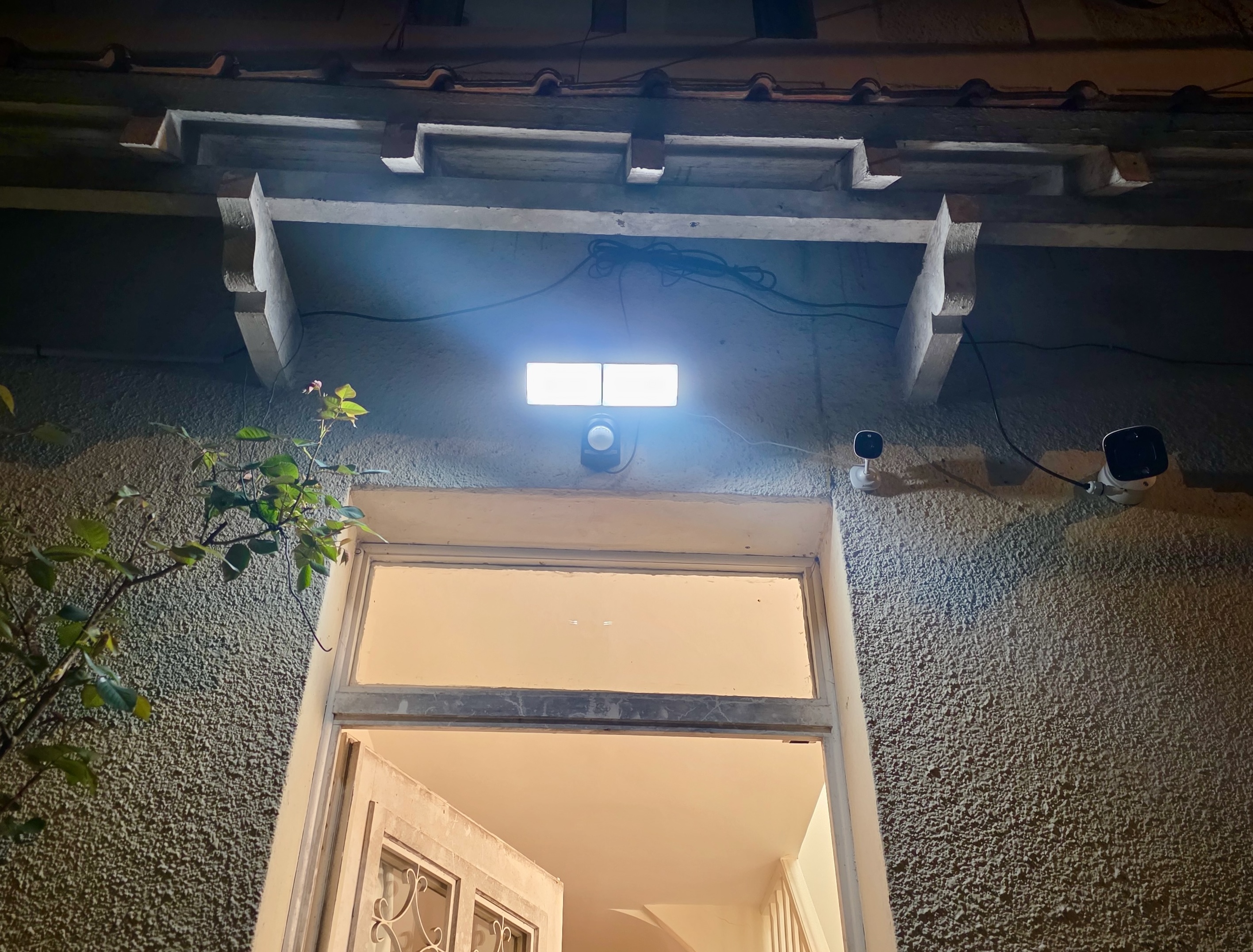 Luminaire 12V solaire extérieur — allumé la nuit avec détecteur PIR