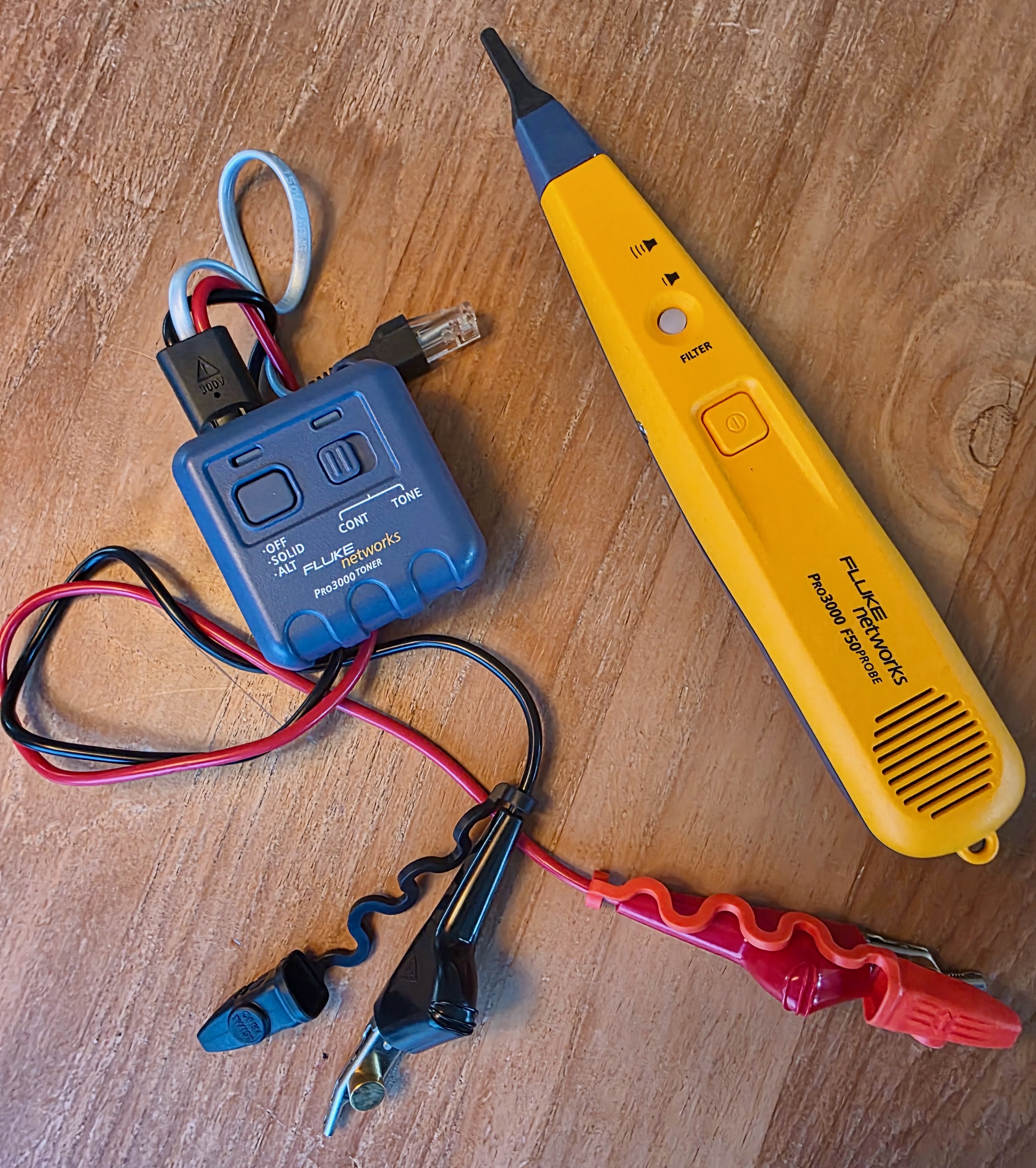 Pack complet émetteur et détecteur Fluke Network Pro 3000 et probe F50 posés sur bureau