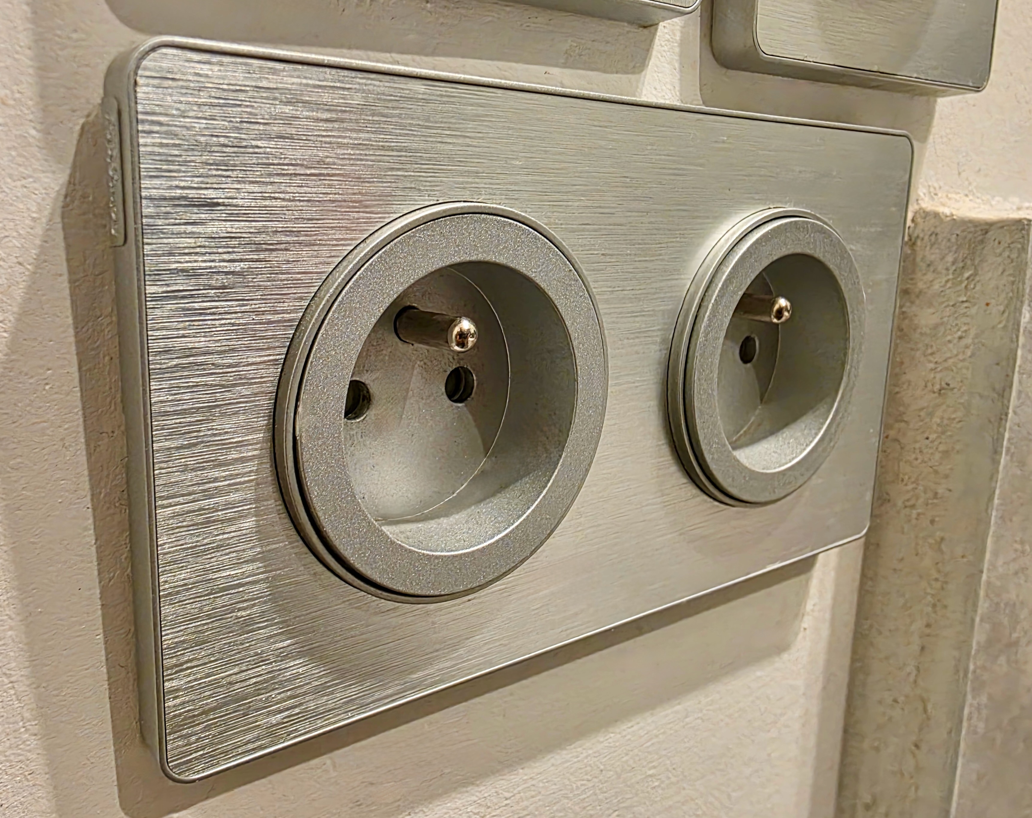 Prise Schneider Odace non affleurante aluminium brossé