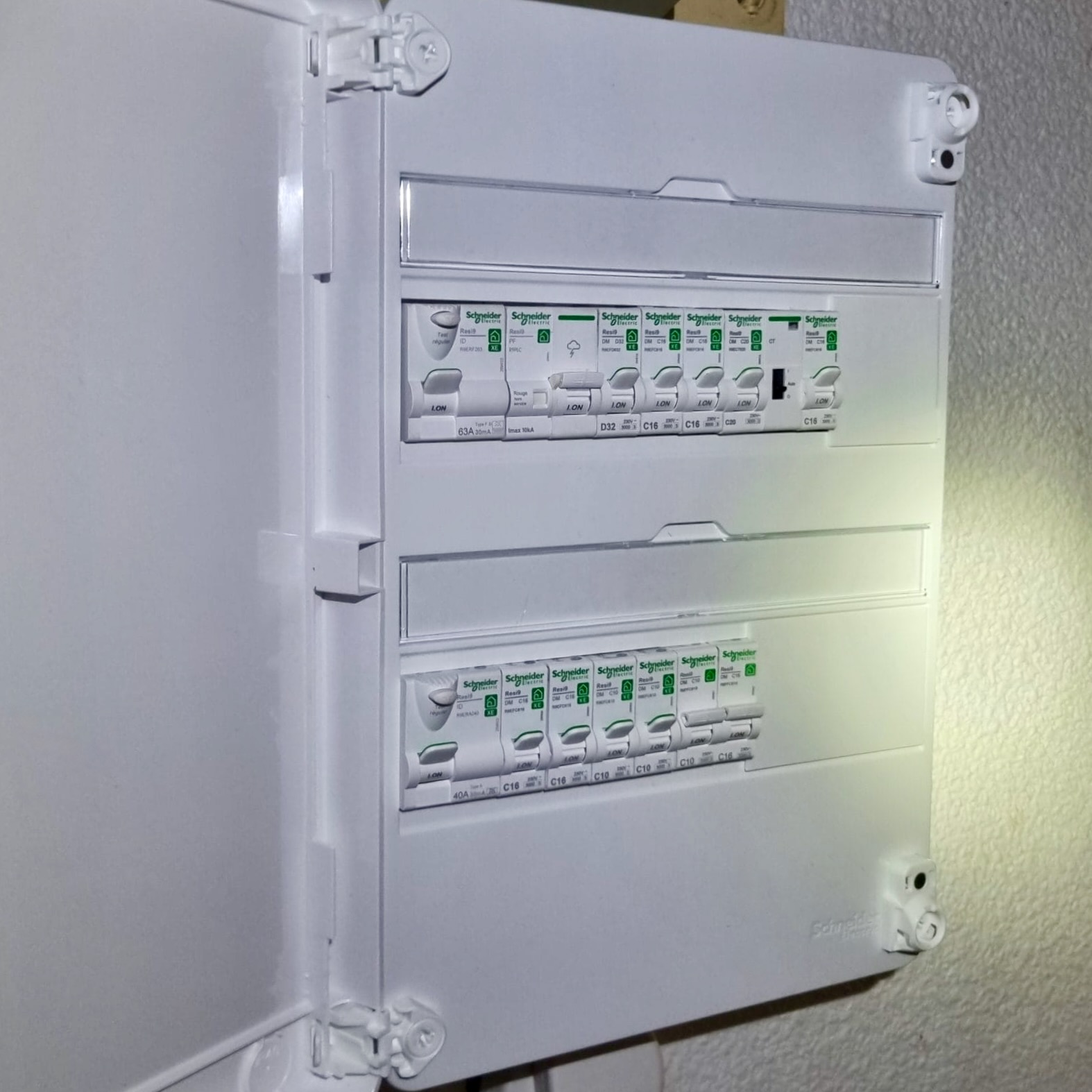 Tableau électrique Schneider Resi9 installé à Vaucresson — Sparx Élec