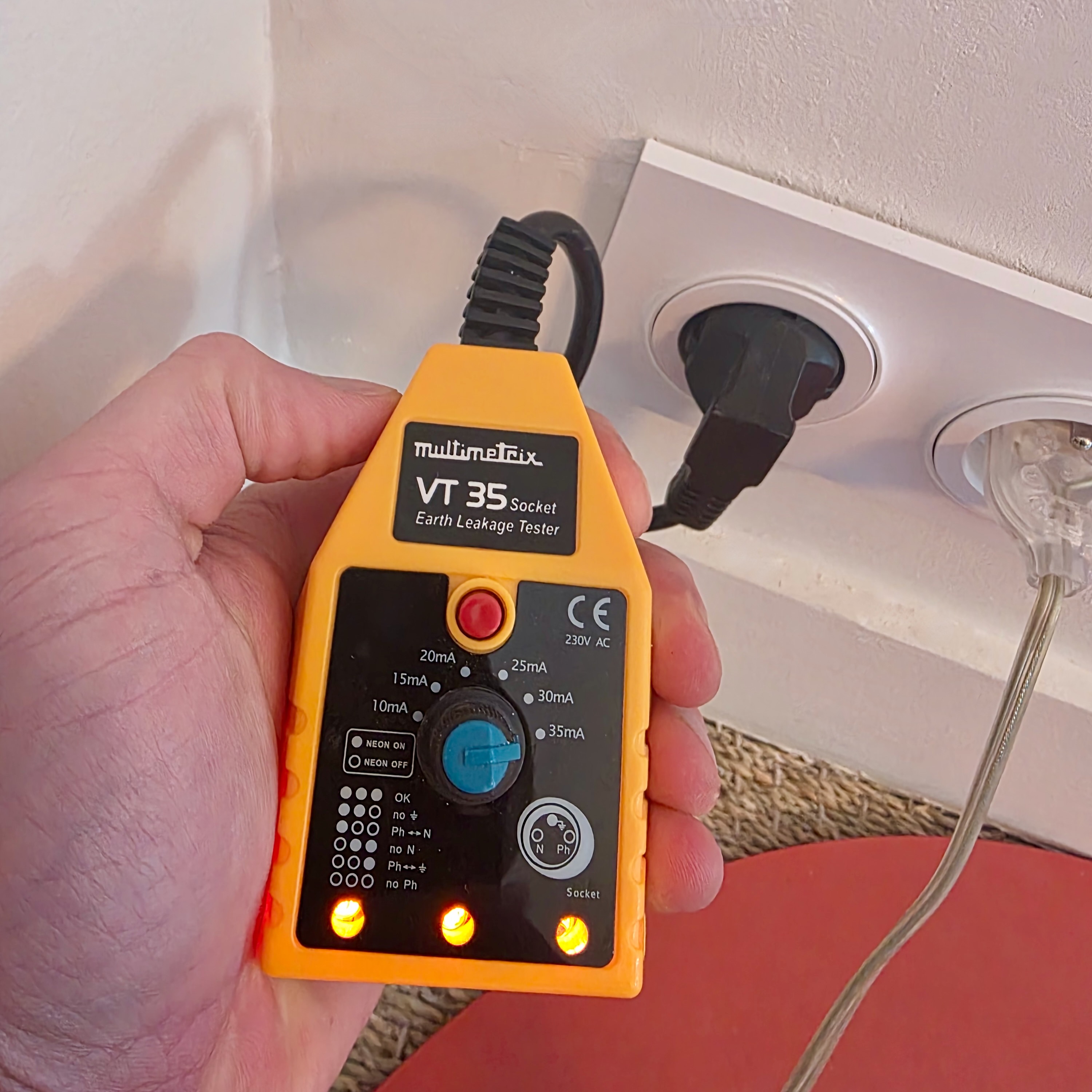Testeur prise et RCD VT35 branché sur prise — diagnostic en cours