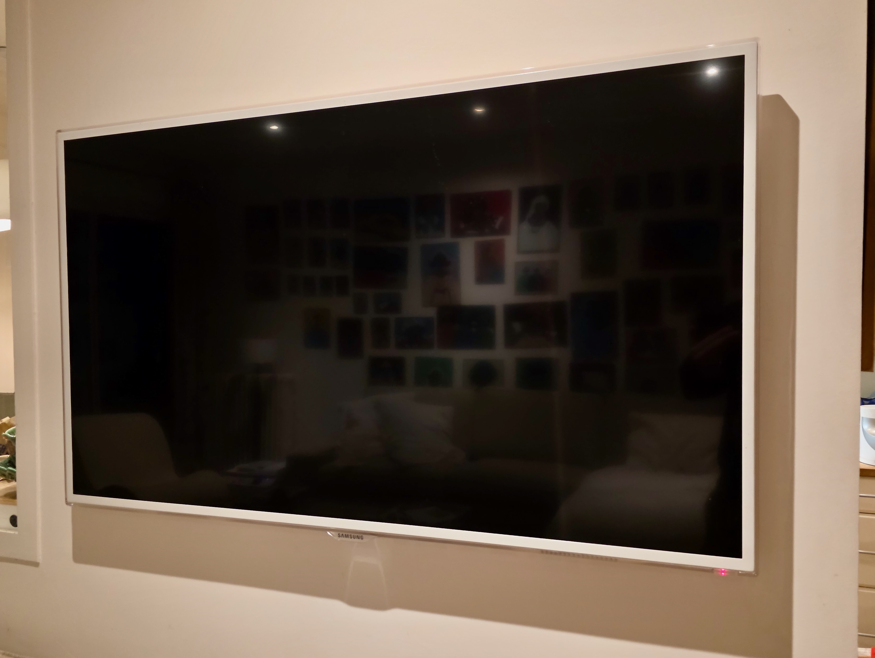 TV Samsung branchée via mur — aucun fil apparent