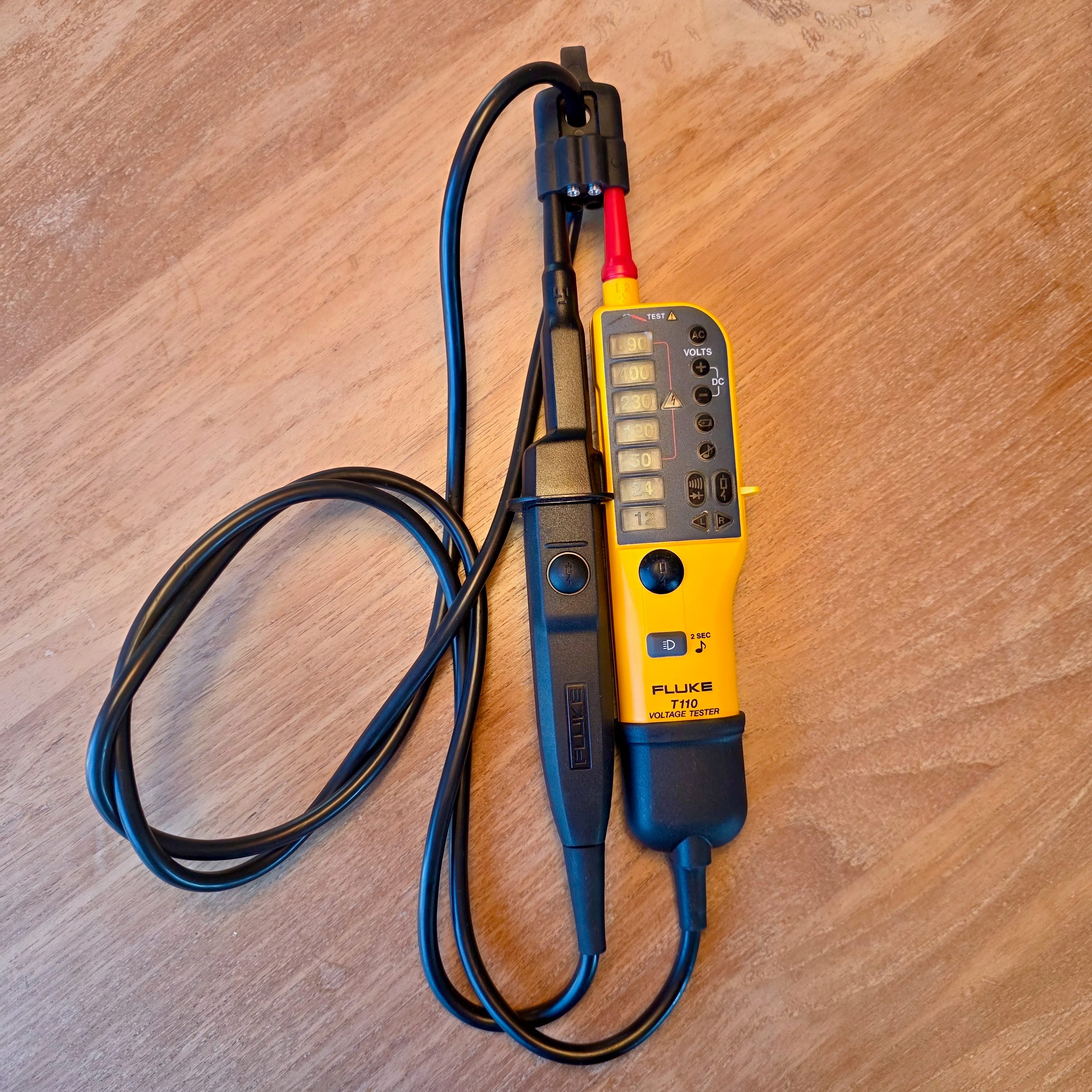 VAT Fluke T110 vue complète sur bureau — vérificateur d'absence de tension