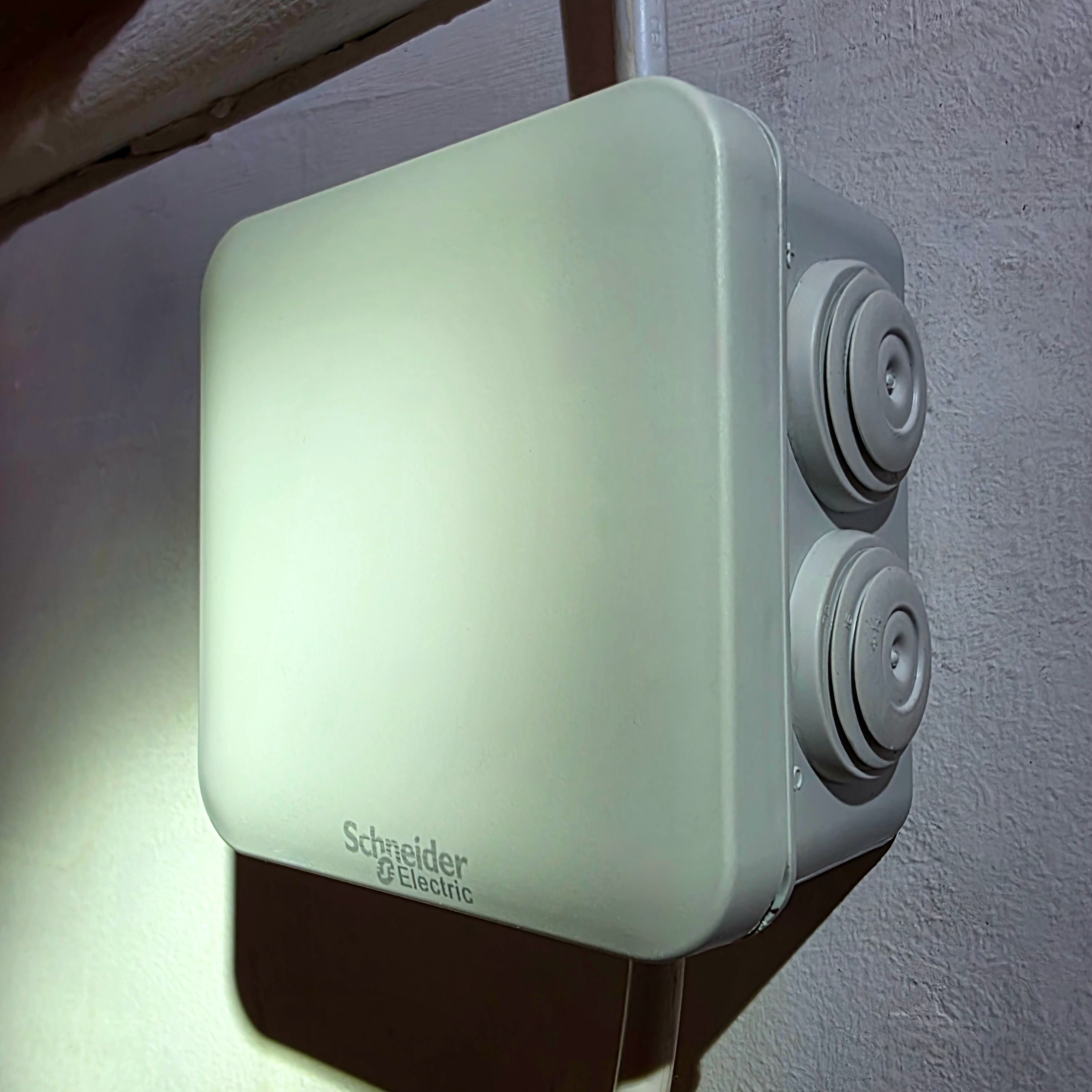 Boîte de dérivation IP55 fixée sur un mur à Bougival