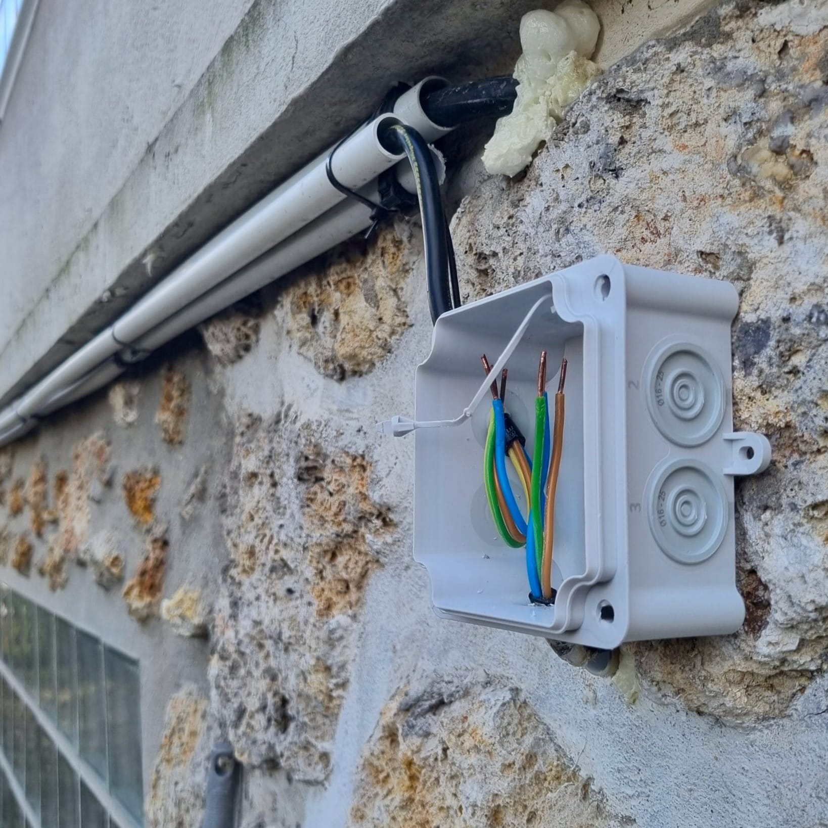 Boîtier extérieur Schneider IP55 de dérivation avec fils électriques