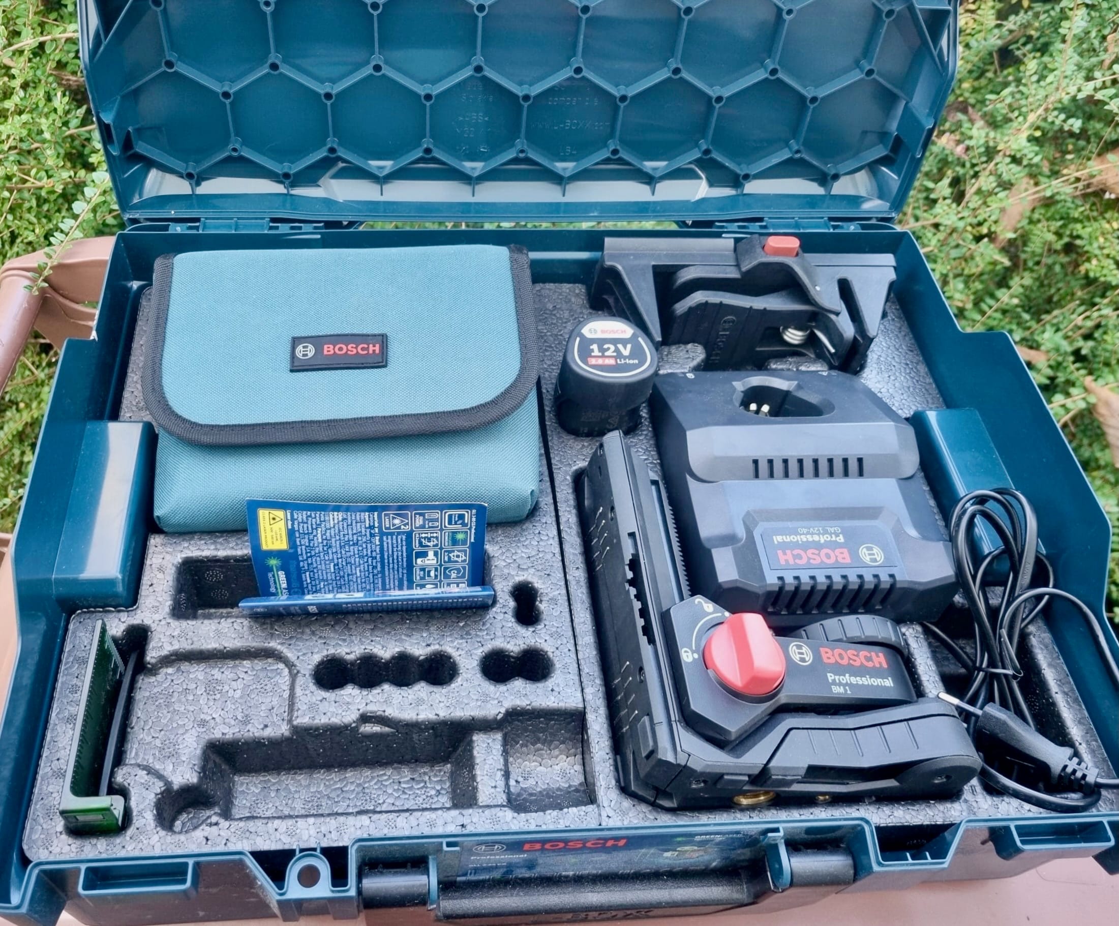 Mallette Bosch Professional ouverte avec laser, accessoires et appareils de mesure
