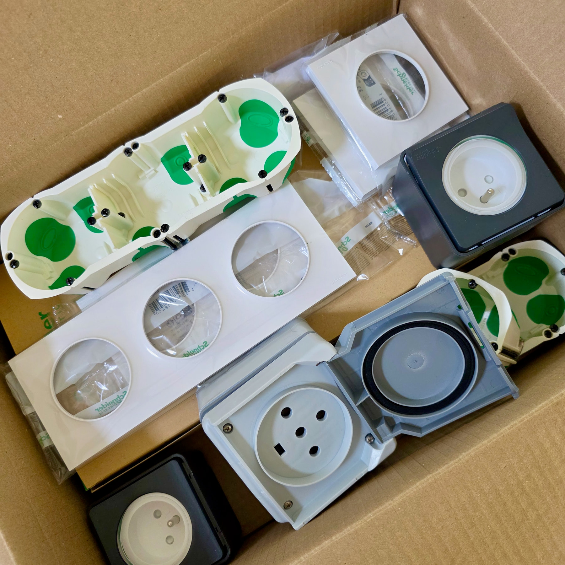 Prises Schneider Odace, Mureva Styl IP55, prise tétrapolaire Legrand et boîtes Multifix Air préparées avant chantier
