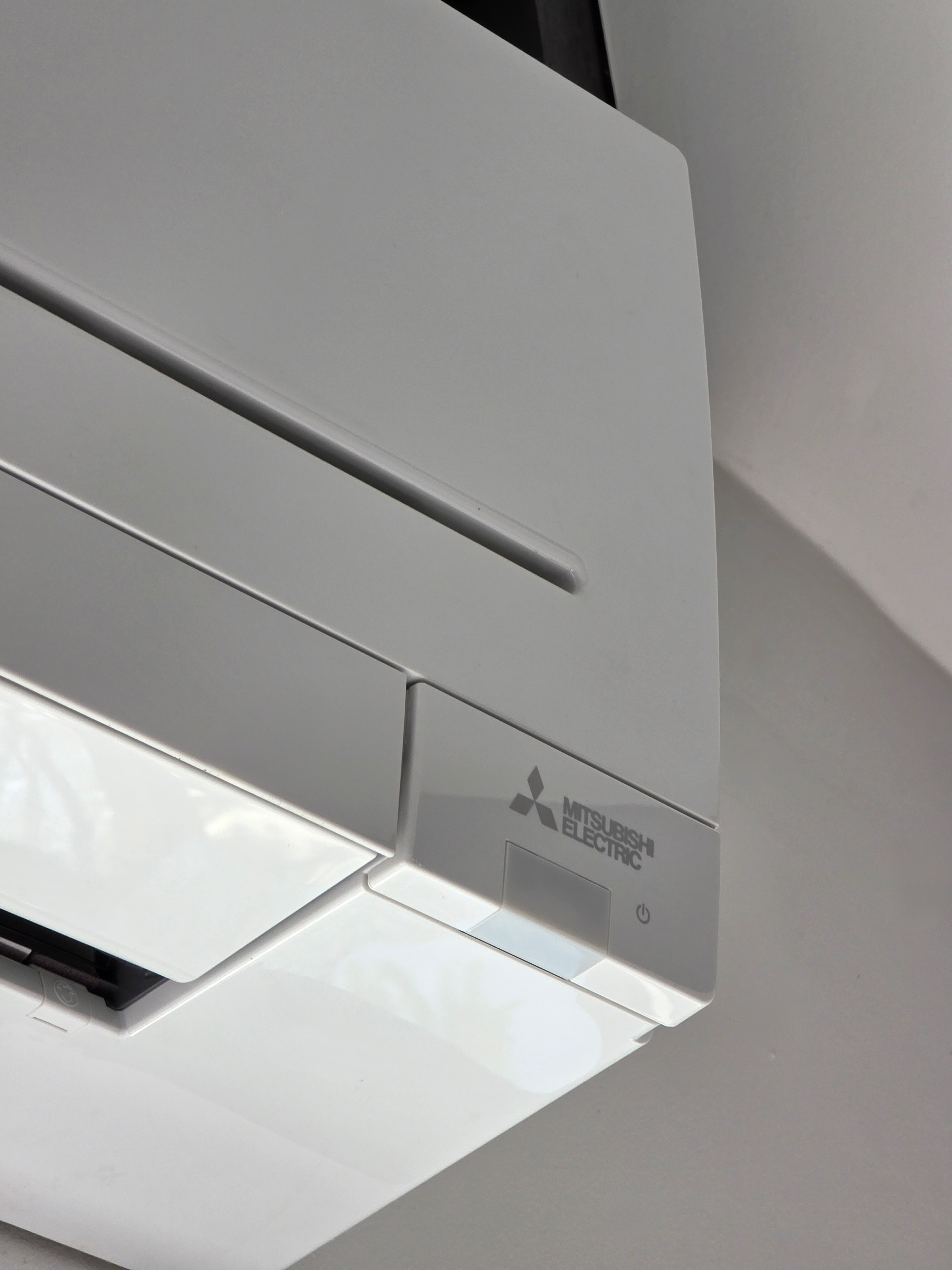 Climatiseur split Mitsubishi Electric posé en intérieur