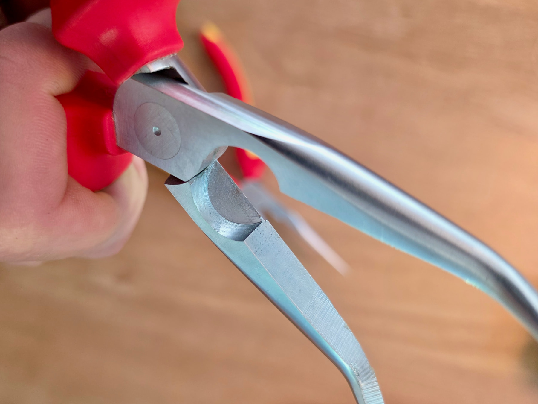 Mâchoire et partie coupante d’une pince Knipex 26 26 200 tenue en main