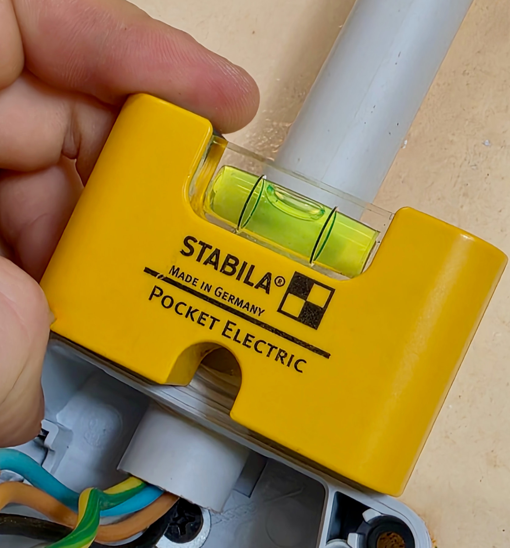 Mise à niveau d’un boîtier de prise triphasée Legrand démontée avec un Stabila Pocket Electric