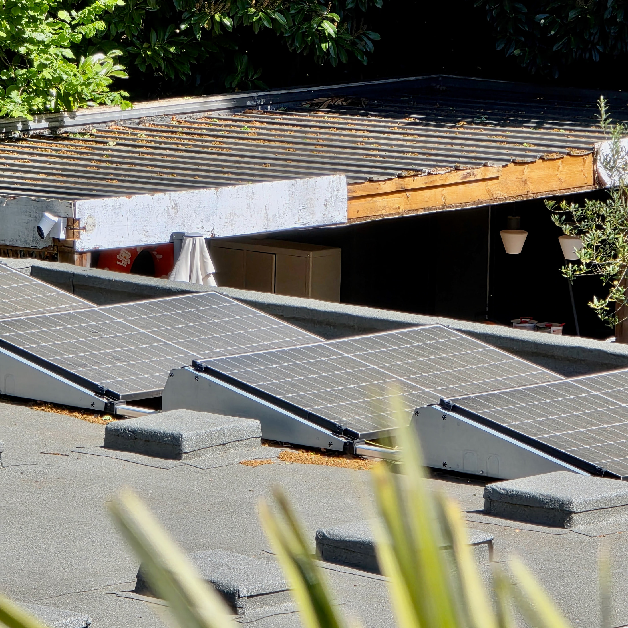 Close-up panneaux solaires installés sur maison à La Celle-Saint-Cloud