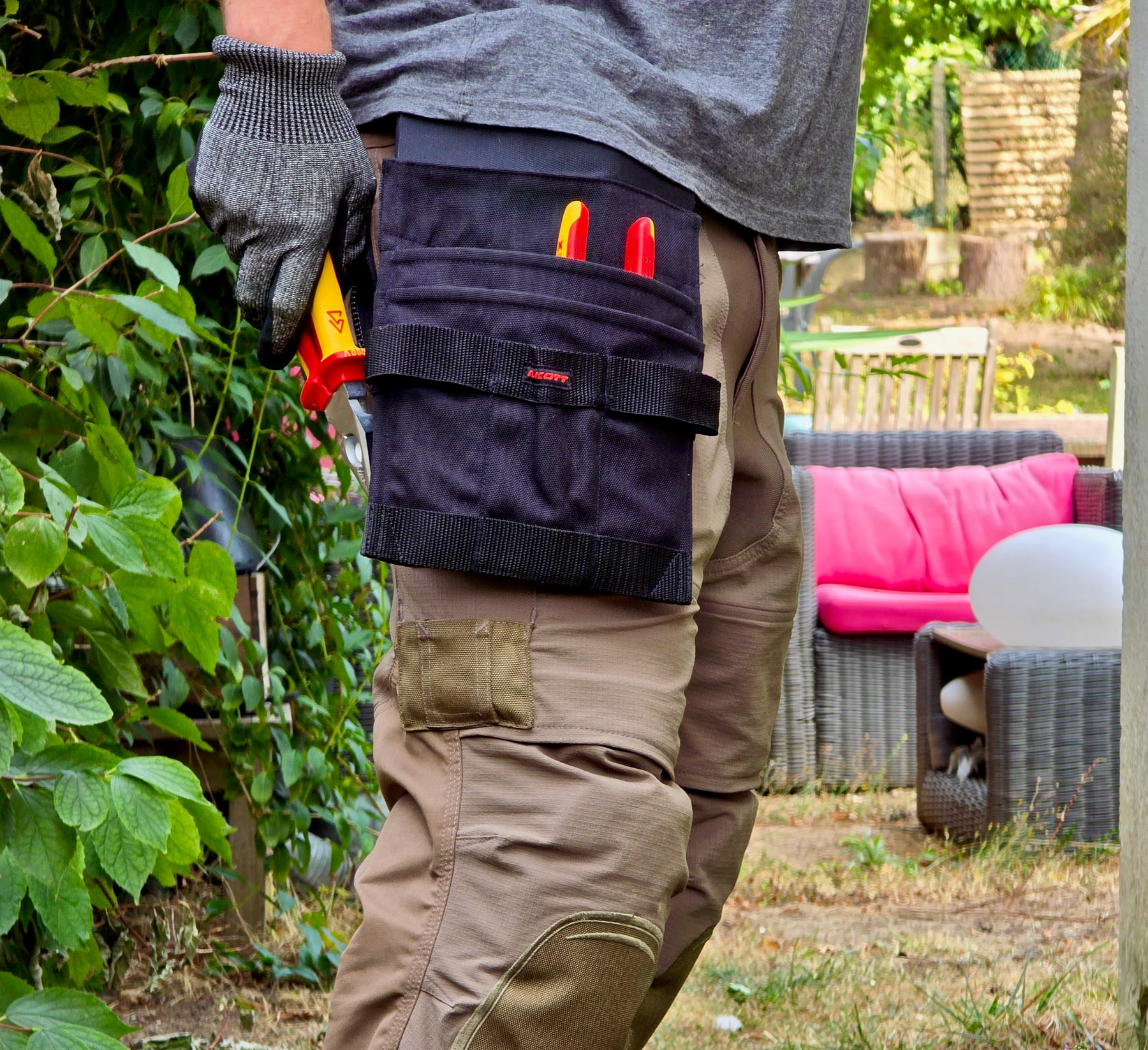Sacoche Ilkott avec une pince Knipex tenue à la main