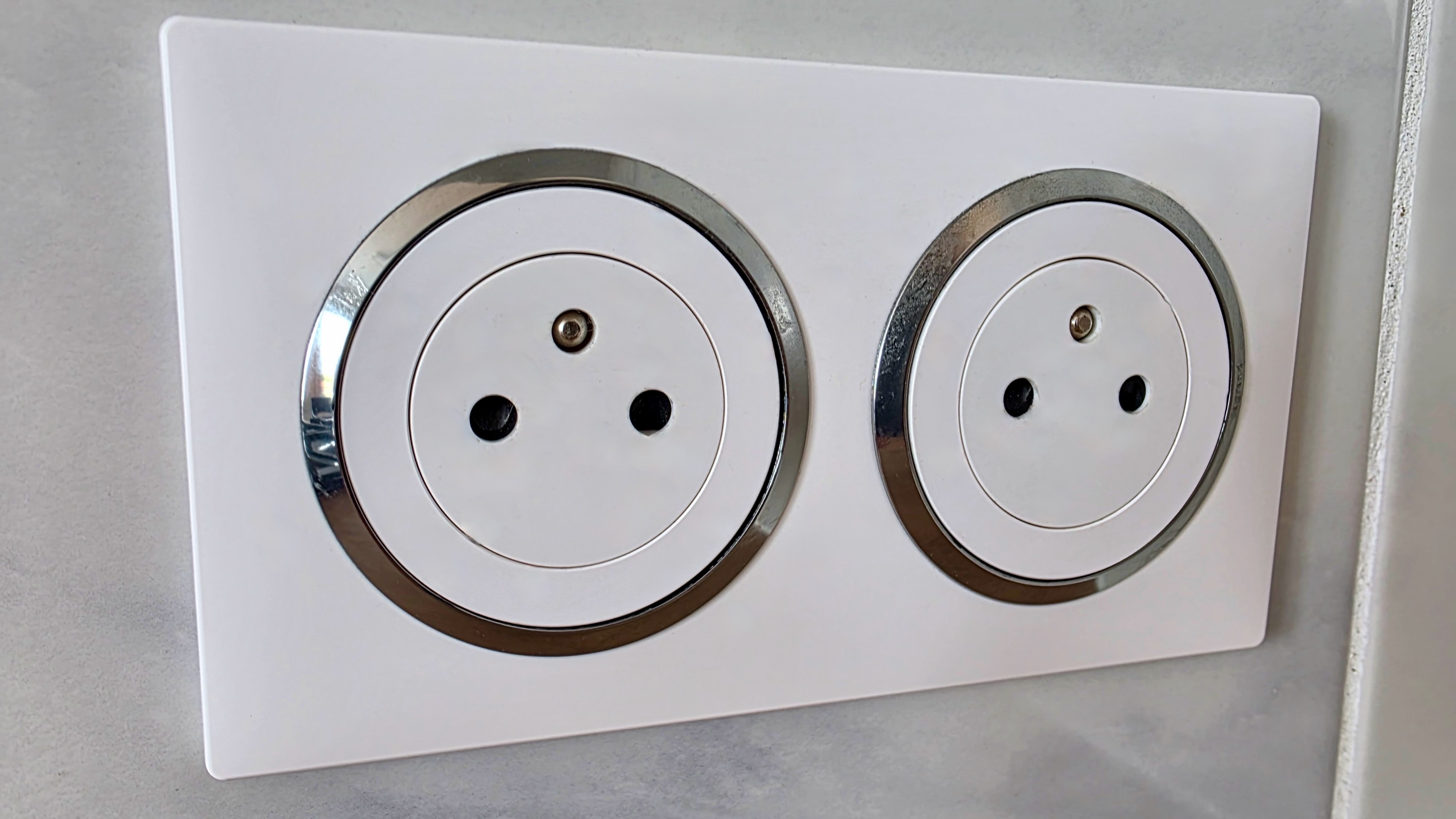 Double prise Legrand Dooxie avec bague effet chrome