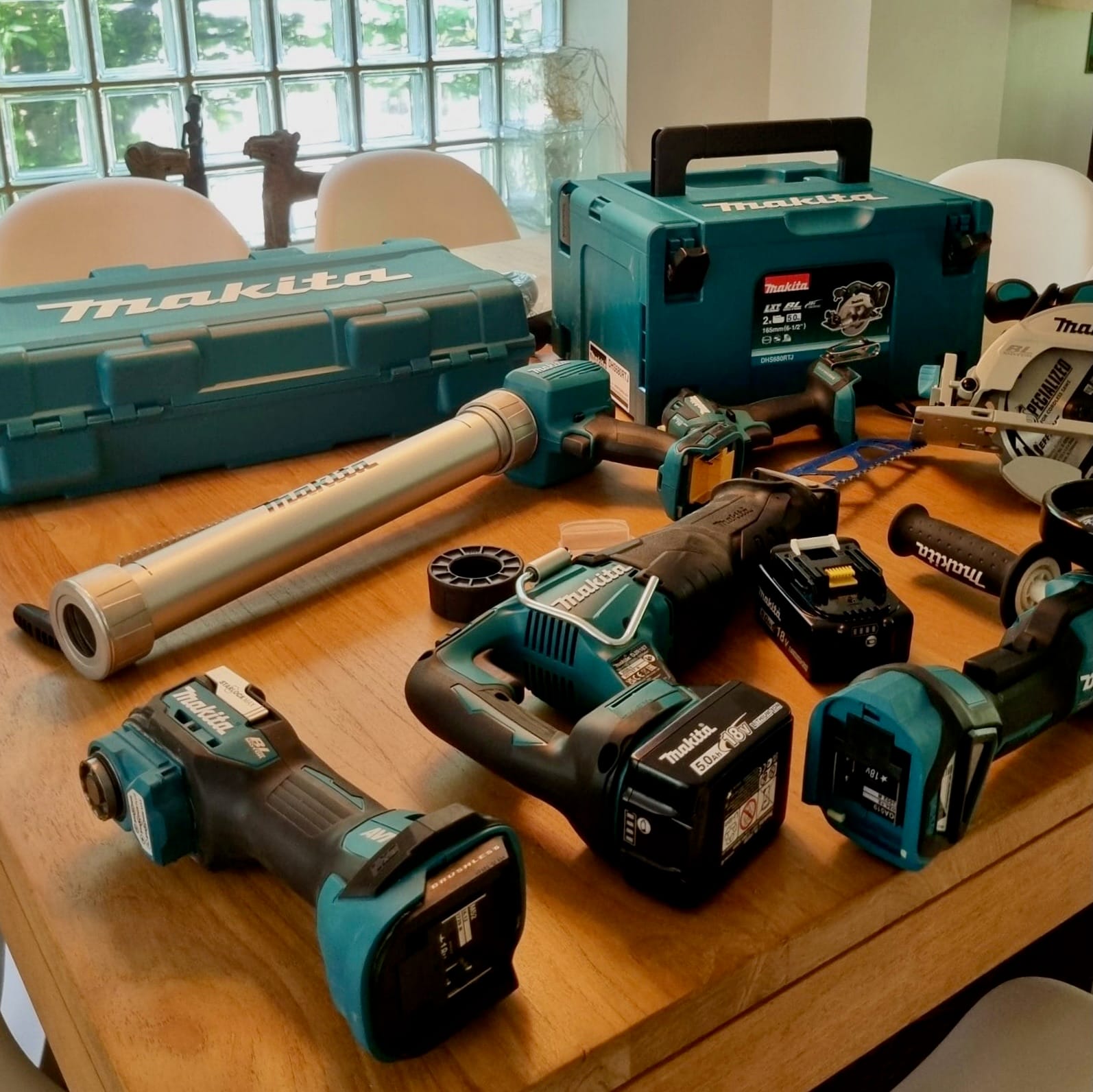 Équipements Makita neufs regroupés avec leurs batteries et chargeurs